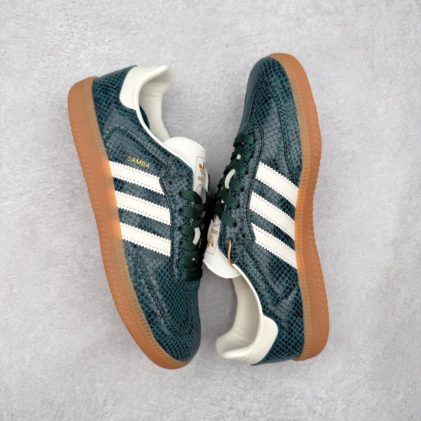 图片[3]-AD Original Samba OG 复古经典轻便板鞋 JR8848 口碑大厂出品 品控大底版型不断改良更新 全套原纸板楦头开发 确保原汁原味 完美呈现桑巴版型 一比一鞋头弧度高度鞋身弧度 此版本只针对中端市场 皮料材质有所更替 其他数据细节工艺流程均保持一致 绝不口嗨 细节品控鞋型随意对比 正确烫金高频细节 原装纳米超迁皮料 独家私模橡胶大底 原盒原配 这款桑巴鞋展示了高质量的工艺 带有装饰的超锁缝制和无缝的手感 柔软、柔软的皮革造型和标志性的3条纹完成了精致的外观 正规合身鞋带 鞋面上有绒面鞋垫 橡胶鞋底 享受正畸套筒软感 自50年代首次亮相以来就一直在赢得粉丝的青睐 尺码：35.5 36 36.5 37.5 38 38.5 39 40 40.5 41 42 42.5 43 44 44.5 45-选品中心