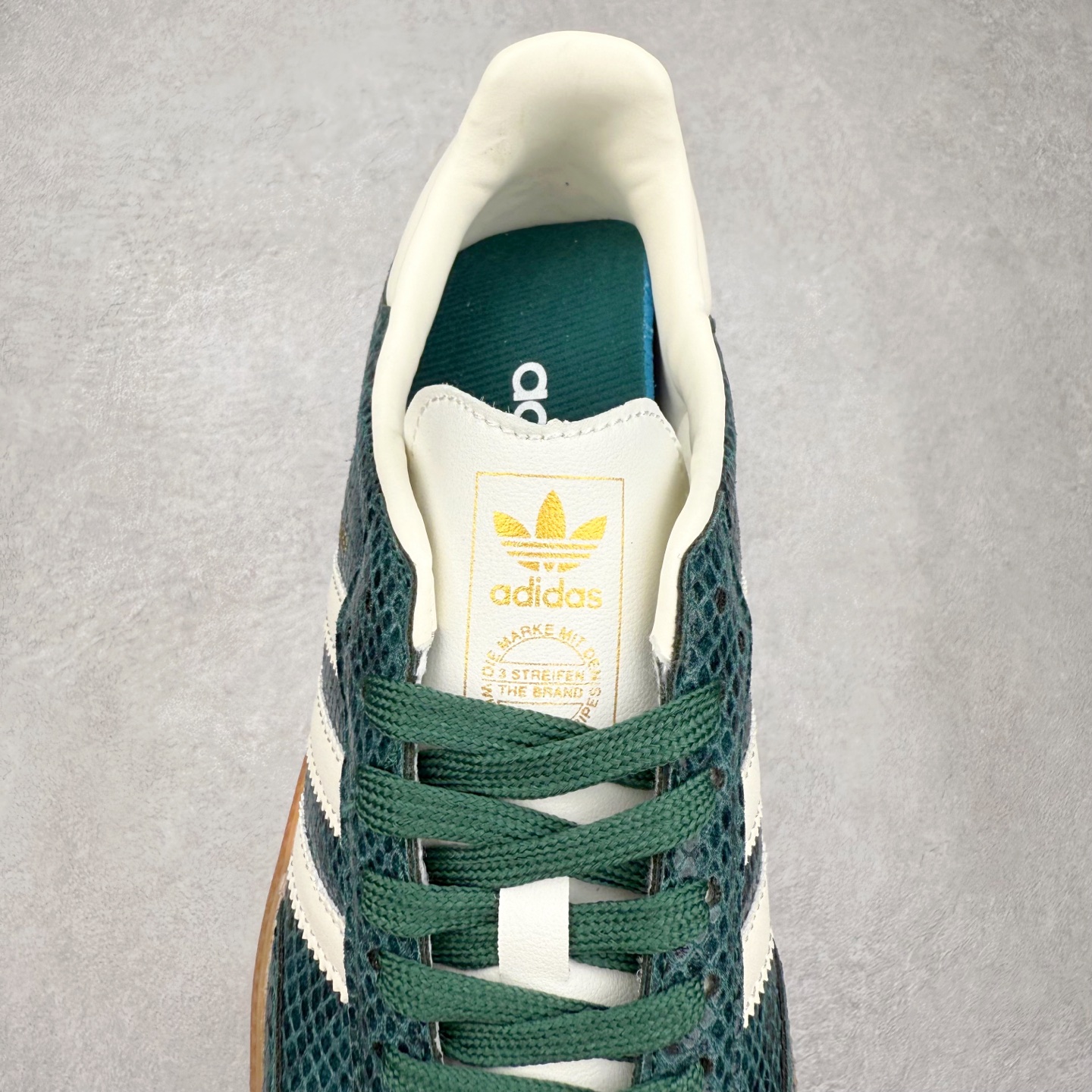 图片[5]-AD Original Samba OG 复古经典轻便板鞋 JR8848 口碑大厂出品 品控大底版型不断改良更新 全套原纸板楦头开发 确保原汁原味 完美呈现桑巴版型 一比一鞋头弧度高度鞋身弧度 此版本只针对中端市场 皮料材质有所更替 其他数据细节工艺流程均保持一致 绝不口嗨 细节品控鞋型随意对比 正确烫金高频细节 原装纳米超迁皮料 独家私模橡胶大底 原盒原配 这款桑巴鞋展示了高质量的工艺 带有装饰的超锁缝制和无缝的手感 柔软、柔软的皮革造型和标志性的3条纹完成了精致的外观 正规合身鞋带 鞋面上有绒面鞋垫 橡胶鞋底 享受正畸套筒软感 自50年代首次亮相以来就一直在赢得粉丝的青睐 尺码：35.5 36 36.5 37.5 38 38.5 39 40 40.5 41 42 42.5 43 44 44.5 45-选品中心