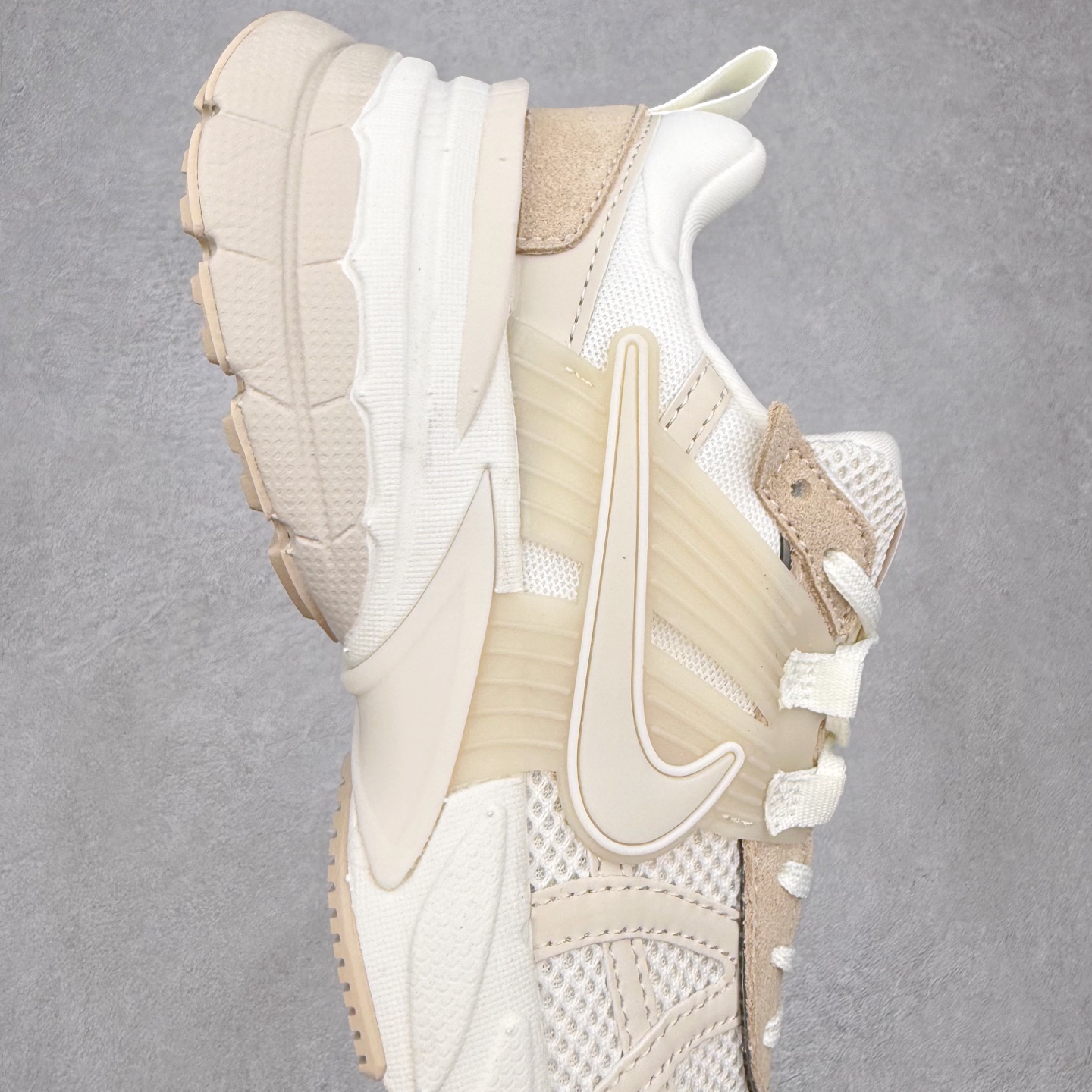 图片[6]-NK V2K Runtekk 减震防滑低帮 复古老爹鞋跑步鞋 HV3917-133 鞋款被命名为 Runtekk 设计上借鉴了 2000 年的跑鞋风格 配色上以金属银为主调 简练又有复古运动气质 材质上使用大面积网眼、皮革、TPU 组成 支撑和透气性肯定不错 中底处由 Cushlon 泡绵打造 保证在压马路时可以提供优秀脚感 并通过一手做旧氧化效果突出复古感 中底造型很容易让大家联想到巴黎世家3XL 增高效果同样不能忽视 尺码：36 36.5 37.5 38 38.5 39 40 40.5 41 42 42.5 43 44 44.5 45-选品中心