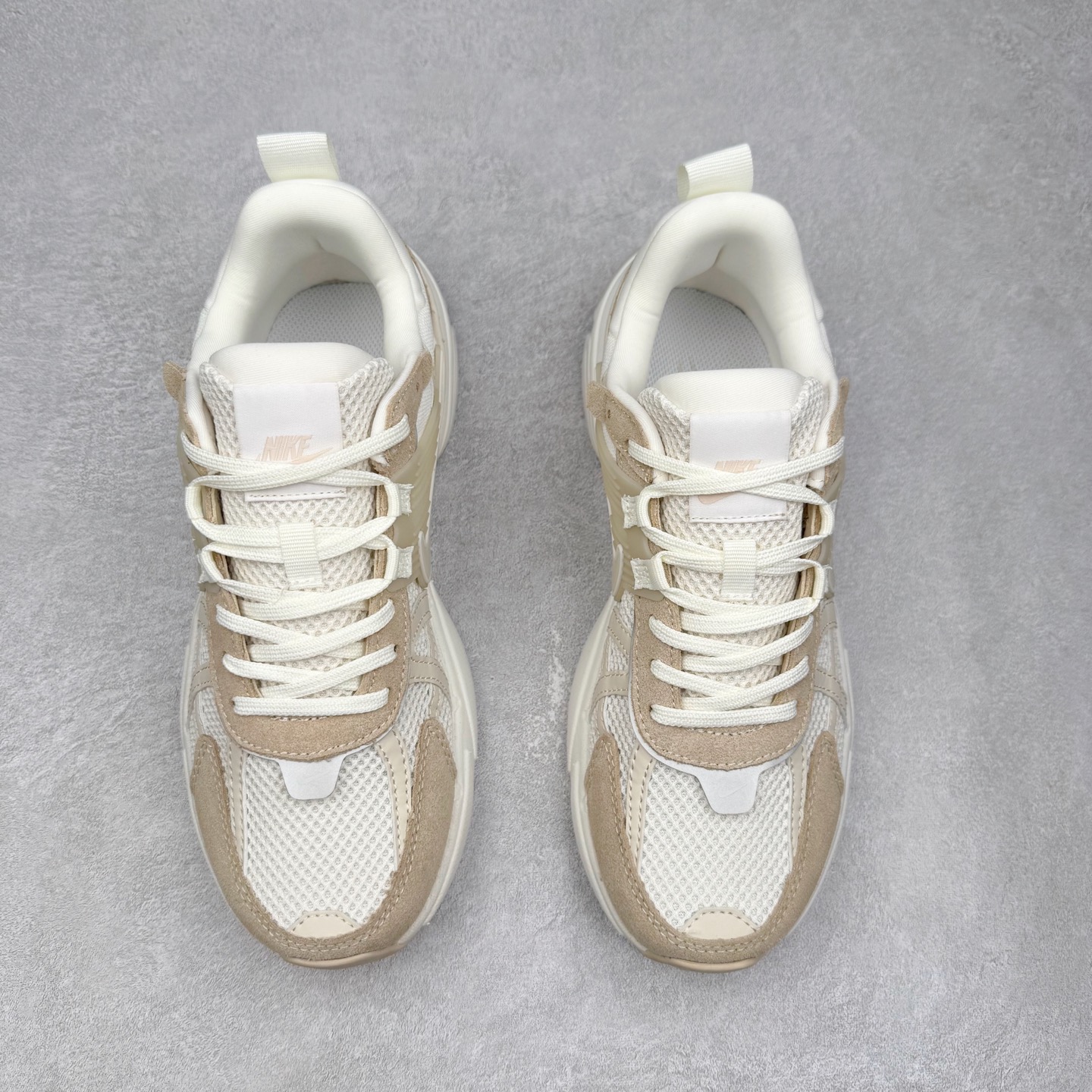 图片[2]-NK V2K Runtekk 减震防滑低帮 复古老爹鞋跑步鞋 HV3917-133 鞋款被命名为 Runtekk 设计上借鉴了 2000 年的跑鞋风格 配色上以金属银为主调 简练又有复古运动气质 材质上使用大面积网眼、皮革、TPU 组成 支撑和透气性肯定不错 中底处由 Cushlon 泡绵打造 保证在压马路时可以提供优秀脚感 并通过一手做旧氧化效果突出复古感 中底造型很容易让大家联想到巴黎世家3XL 增高效果同样不能忽视 尺码：36 36.5 37.5 38 38.5 39 40 40.5 41 42 42.5 43 44 44.5 45-选品中心