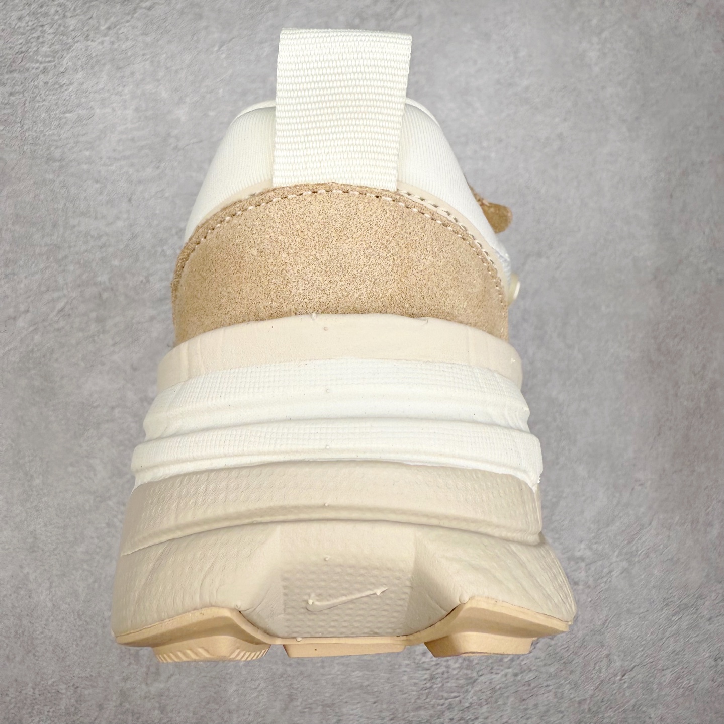 图片[8]-NK V2K Runtekk 减震防滑低帮 复古老爹鞋跑步鞋 HV3917-133 鞋款被命名为 Runtekk 设计上借鉴了 2000 年的跑鞋风格 配色上以金属银为主调 简练又有复古运动气质 材质上使用大面积网眼、皮革、TPU 组成 支撑和透气性肯定不错 中底处由 Cushlon 泡绵打造 保证在压马路时可以提供优秀脚感 并通过一手做旧氧化效果突出复古感 中底造型很容易让大家联想到巴黎世家3XL 增高效果同样不能忽视 尺码：36 36.5 37.5 38 38.5 39 40 40.5 41 42 42.5 43 44 44.5 45-选品中心