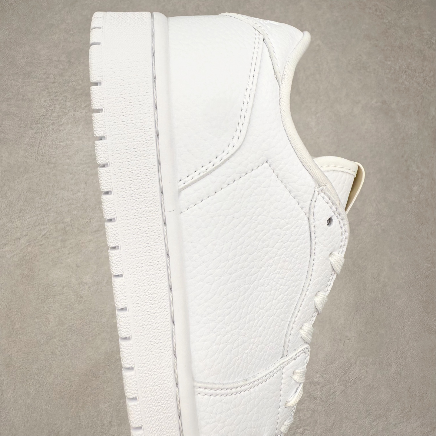 图片[6]-＃K版 Air Jordan AJ1 Low 低帮 872782-100 全新流水线出品 DT版本唯一平替选择 市场第二梯队最强版 全部原鞋开发 原楦原纸板开发 全鞋电脑针车 原厂内置全掌气垫 原盒内在原标 唯一Zp原版鞋带绑法 免检产品 全新2022版型 全头层皮料 完美零毛边处理 原厂配置全掌气垫 价格定位良心 几十个配色陆续出货 实拍调校N版已经零色差零失真 百分百还原实物色彩所见即所得 不存在货不对板色差等低级问题 选购参考实物拍摄 不混卖不参货 只用心做好货严格选品 承诺混一赔十 尺码：36 36.5 37.5 38 38.5 39 40 40.5 41 42 42.5 43 44 44.5 45-选品中心