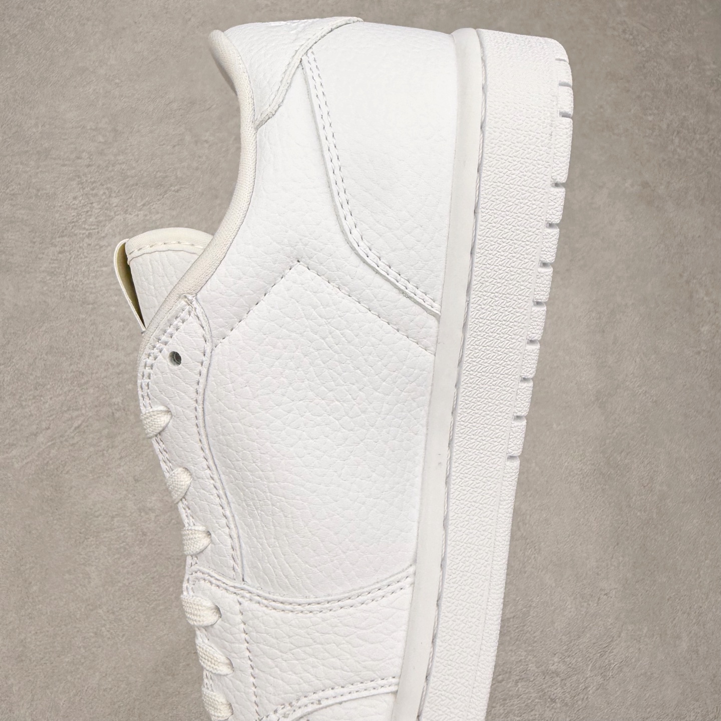 图片[7]-＃K版 Air Jordan AJ1 Low 低帮 872782-100 全新流水线出品 DT版本唯一平替选择 市场第二梯队最强版 全部原鞋开发 原楦原纸板开发 全鞋电脑针车 原厂内置全掌气垫 原盒内在原标 唯一Zp原版鞋带绑法 免检产品 全新2022版型 全头层皮料 完美零毛边处理 原厂配置全掌气垫 价格定位良心 几十个配色陆续出货 实拍调校N版已经零色差零失真 百分百还原实物色彩所见即所得 不存在货不对板色差等低级问题 选购参考实物拍摄 不混卖不参货 只用心做好货严格选品 承诺混一赔十 尺码：36 36.5 37.5 38 38.5 39 40 40.5 41 42 42.5 43 44 44.5 45-选品中心