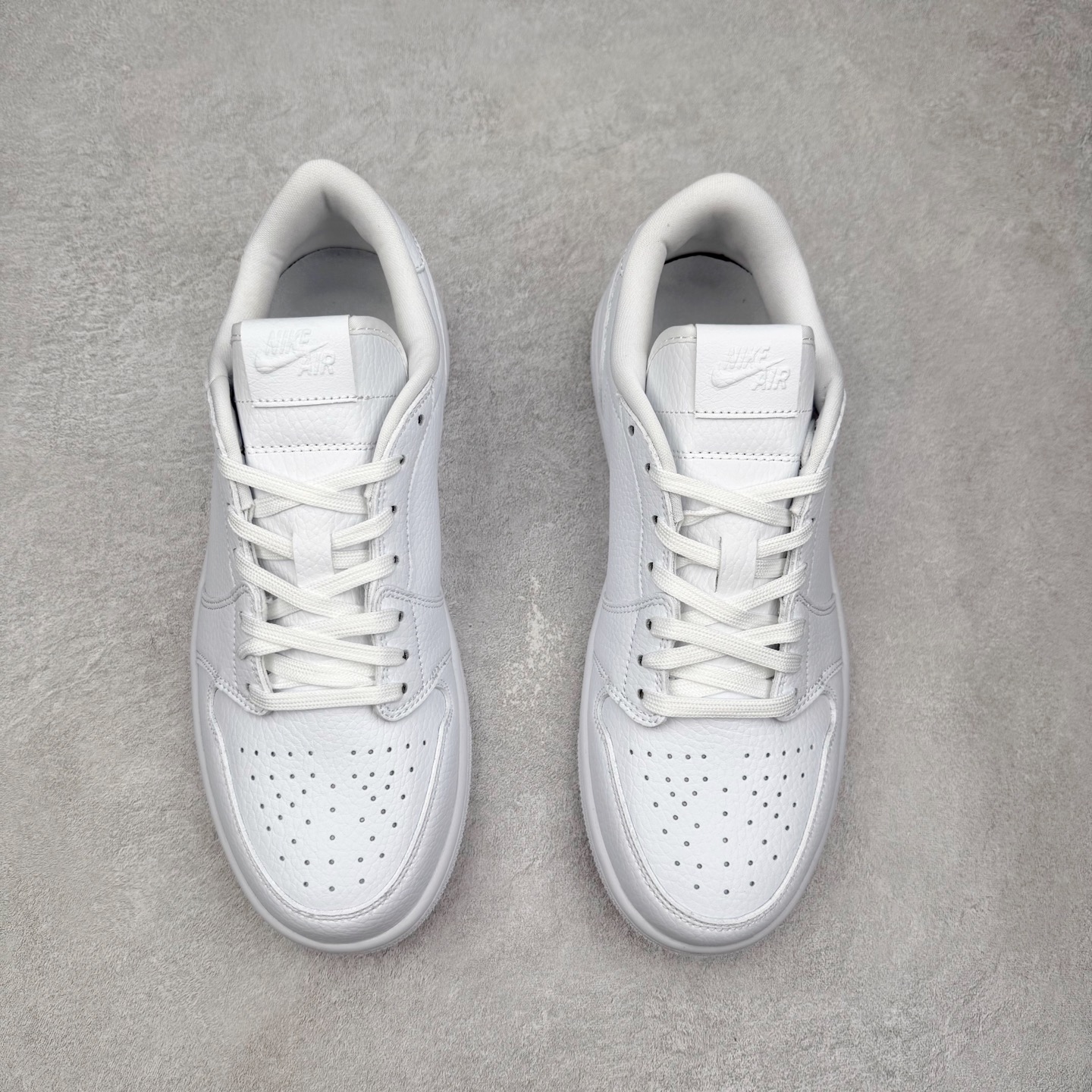 图片[2]-＃K版 Air Jordan AJ1 Low 低帮 872782-100 全新流水线出品 DT版本唯一平替选择 市场第二梯队最强版 全部原鞋开发 原楦原纸板开发 全鞋电脑针车 原厂内置全掌气垫 原盒内在原标 唯一Zp原版鞋带绑法 免检产品 全新2022版型 全头层皮料 完美零毛边处理 原厂配置全掌气垫 价格定位良心 几十个配色陆续出货 实拍调校N版已经零色差零失真 百分百还原实物色彩所见即所得 不存在货不对板色差等低级问题 选购参考实物拍摄 不混卖不参货 只用心做好货严格选品 承诺混一赔十 尺码：36 36.5 37.5 38 38.5 39 40 40.5 41 42 42.5 43 44 44.5 45-选品中心