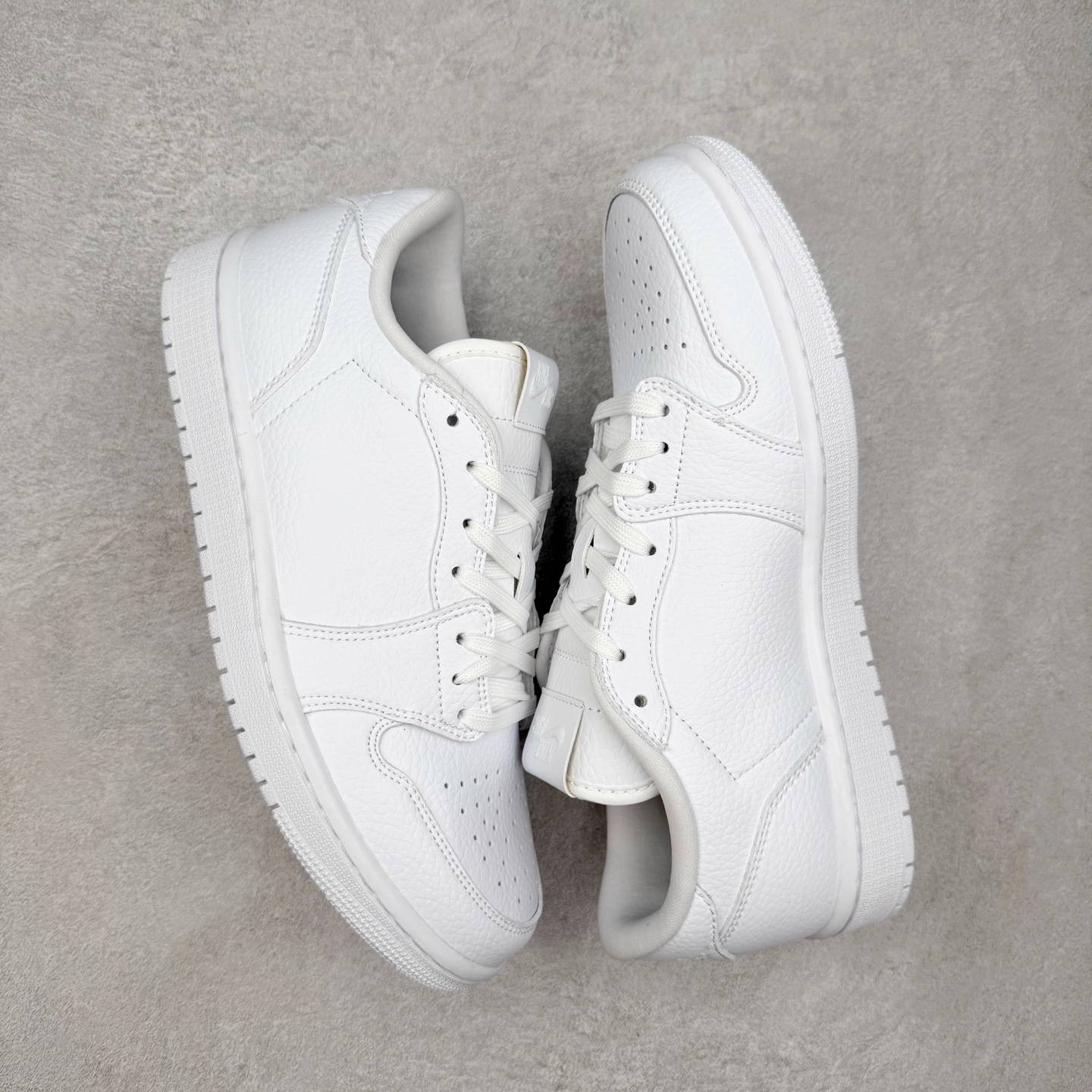 图片[3]-＃K版 Air Jordan AJ1 Low 低帮 872782-100 全新流水线出品 DT版本唯一平替选择 市场第二梯队最强版 全部原鞋开发 原楦原纸板开发 全鞋电脑针车 原厂内置全掌气垫 原盒内在原标 唯一Zp原版鞋带绑法 免检产品 全新2022版型 全头层皮料 完美零毛边处理 原厂配置全掌气垫 价格定位良心 几十个配色陆续出货 实拍调校N版已经零色差零失真 百分百还原实物色彩所见即所得 不存在货不对板色差等低级问题 选购参考实物拍摄 不混卖不参货 只用心做好货严格选品 承诺混一赔十 尺码：36 36.5 37.5 38 38.5 39 40 40.5 41 42 42.5 43 44 44.5 45-选品中心