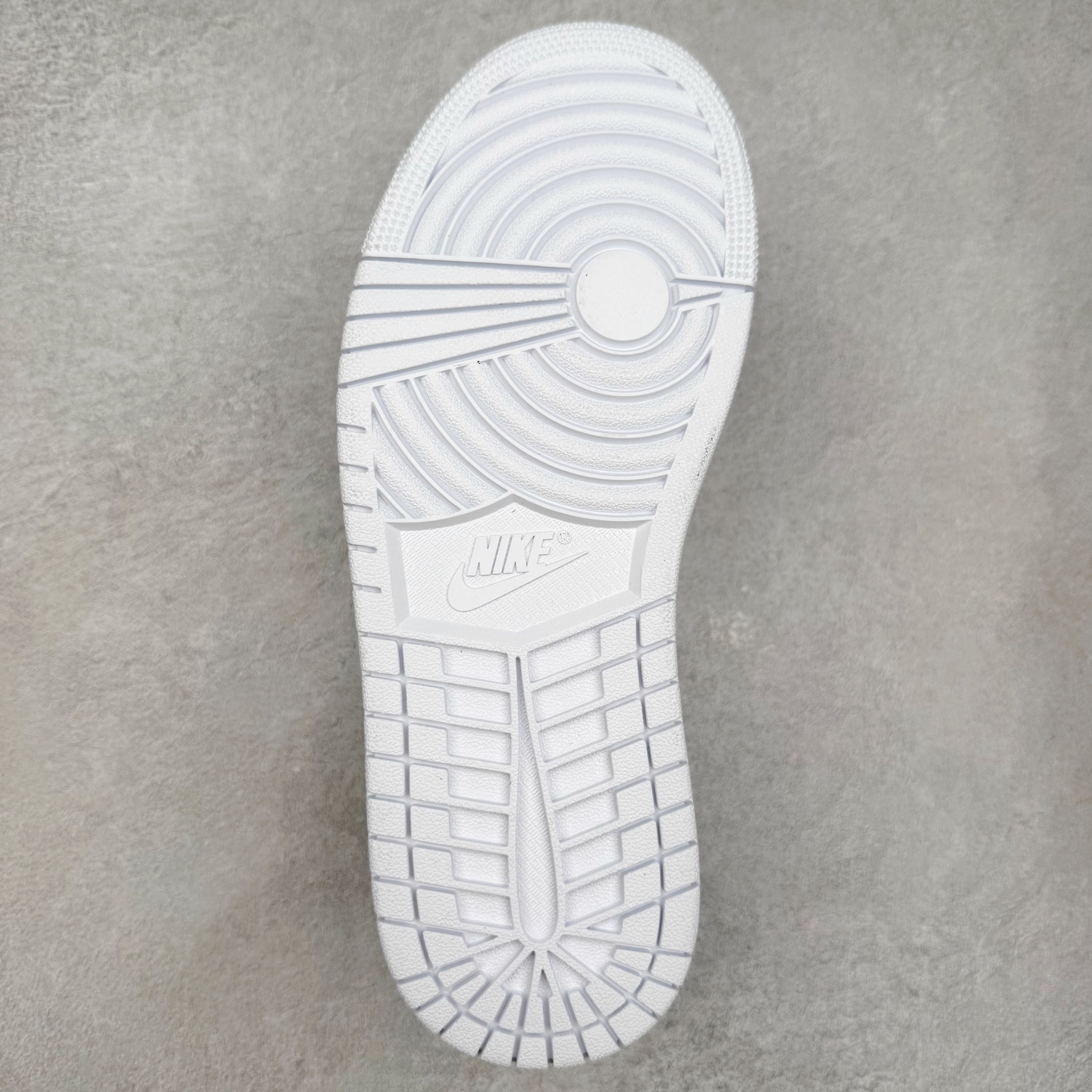 图片[9]-＃K版 Air Jordan AJ1 Low 低帮 872782-100 全新流水线出品 DT版本唯一平替选择 市场第二梯队最强版 全部原鞋开发 原楦原纸板开发 全鞋电脑针车 原厂内置全掌气垫 原盒内在原标 唯一Zp原版鞋带绑法 免检产品 全新2022版型 全头层皮料 完美零毛边处理 原厂配置全掌气垫 价格定位良心 几十个配色陆续出货 实拍调校N版已经零色差零失真 百分百还原实物色彩所见即所得 不存在货不对板色差等低级问题 选购参考实物拍摄 不混卖不参货 只用心做好货严格选品 承诺混一赔十 尺码：36 36.5 37.5 38 38.5 39 40 40.5 41 42 42.5 43 44 44.5 45-选品中心