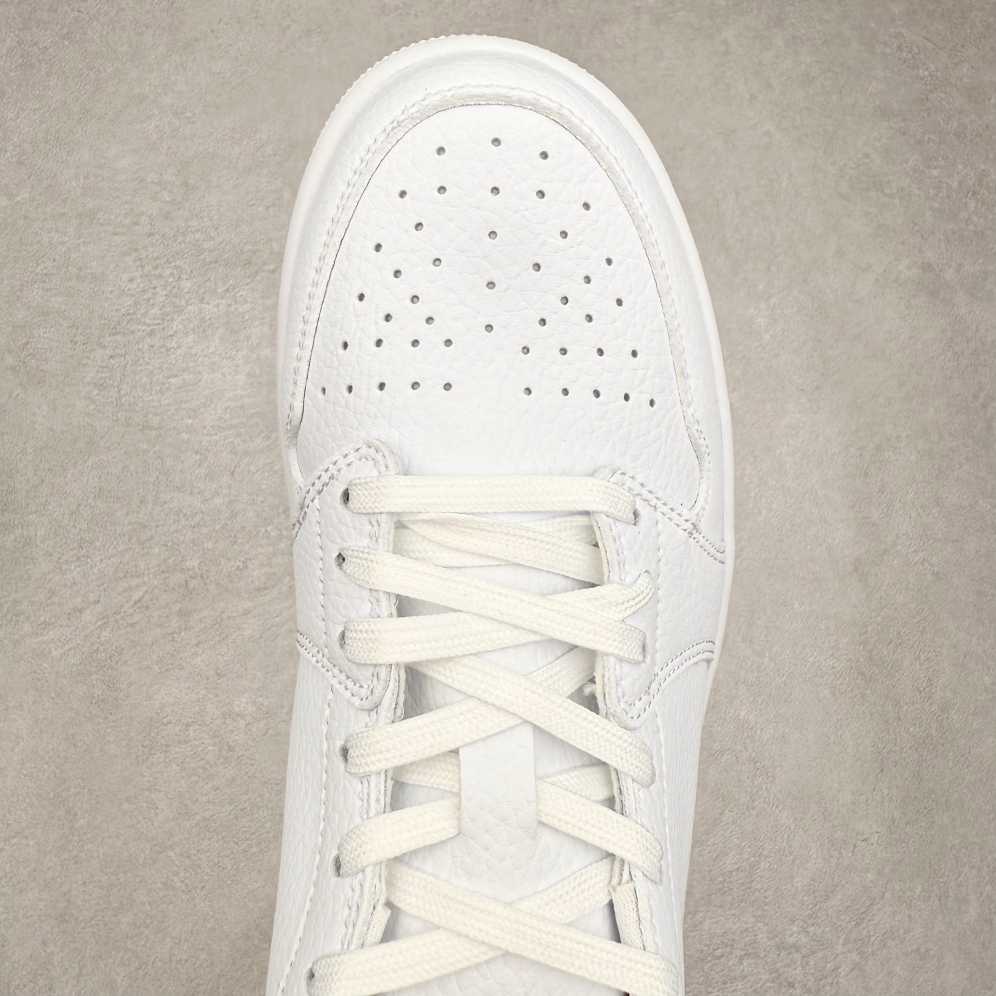 图片[4]-＃K版 Air Jordan AJ1 Low 低帮 872782-100 全新流水线出品 DT版本唯一平替选择 市场第二梯队最强版 全部原鞋开发 原楦原纸板开发 全鞋电脑针车 原厂内置全掌气垫 原盒内在原标 唯一Zp原版鞋带绑法 免检产品 全新2022版型 全头层皮料 完美零毛边处理 原厂配置全掌气垫 价格定位良心 几十个配色陆续出货 实拍调校N版已经零色差零失真 百分百还原实物色彩所见即所得 不存在货不对板色差等低级问题 选购参考实物拍摄 不混卖不参货 只用心做好货严格选品 承诺混一赔十 尺码：36 36.5 37.5 38 38.5 39 40 40.5 41 42 42.5 43 44 44.5 45-选品中心