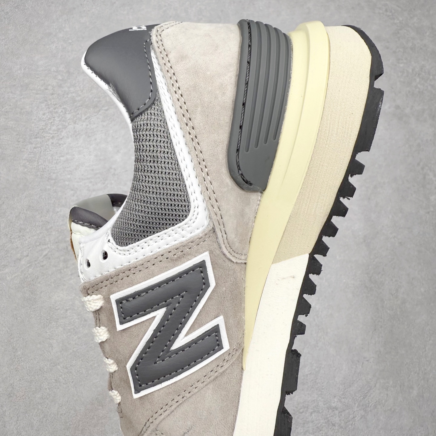 图片[7]-NB新百伦New Balance U574升级版系列低帮复古休闲运动慢跑鞋 新版NB574，妥妥美产既视感有木有。相较传统574，新版鞋跟及鞋面设计自带9系美产既视感！鞋面、内衬质感以及穿着体验更加！鞋型更流畅和饱满,鞋底增添了风格的多样化!底部升级橡胶颗粒大底,更防滑耐磨,上脚后感觉柔软且舒适。尺码：36 36.5 37.5 38 38.5 39.5 40 40.5 41.5 42 42.5 43 44 45-选品中心