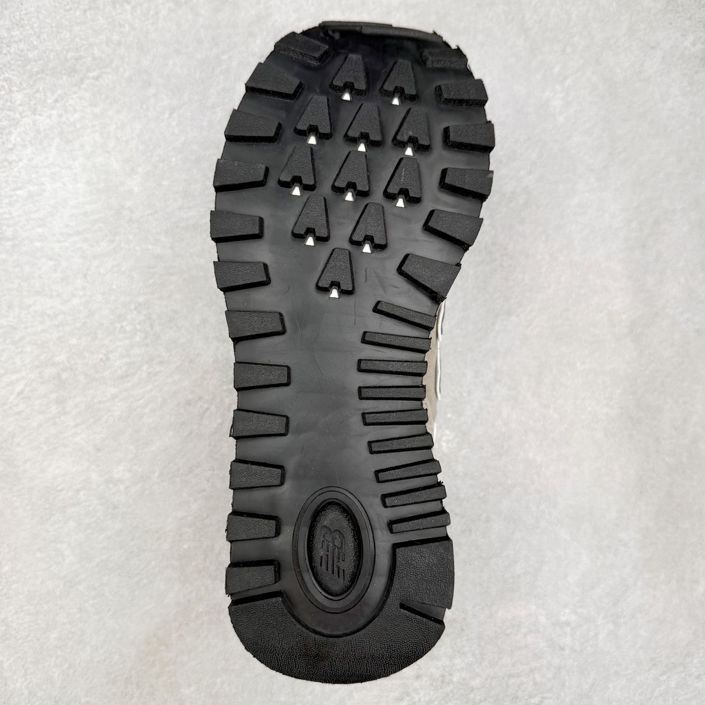 图片[9]-NB新百伦New Balance U574升级版系列低帮复古休闲运动慢跑鞋 新版NB574，妥妥美产既视感有木有。相较传统574，新版鞋跟及鞋面设计自带9系美产既视感！鞋面、内衬质感以及穿着体验更加！鞋型更流畅和饱满,鞋底增添了风格的多样化!底部升级橡胶颗粒大底,更防滑耐磨,上脚后感觉柔软且舒适。尺码：36 36.5 37.5 38 38.5 39.5 40 40.5 41.5 42 42.5 43 44 45-选品中心