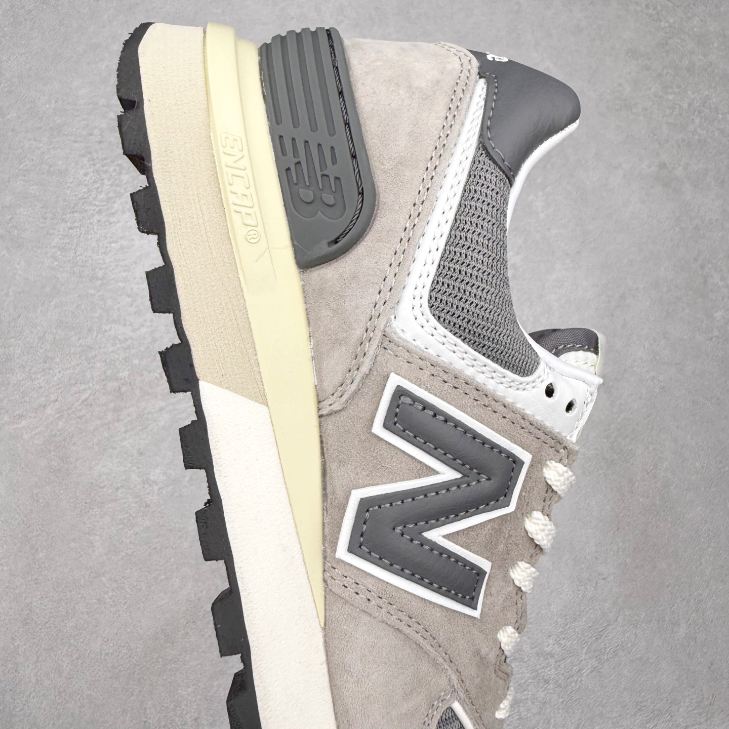 图片[6]-NB新百伦New Balance U574升级版系列低帮复古休闲运动慢跑鞋 新版NB574，妥妥美产既视感有木有。相较传统574，新版鞋跟及鞋面设计自带9系美产既视感！鞋面、内衬质感以及穿着体验更加！鞋型更流畅和饱满,鞋底增添了风格的多样化!底部升级橡胶颗粒大底,更防滑耐磨,上脚后感觉柔软且舒适。尺码：36 36.5 37.5 38 38.5 39.5 40 40.5 41.5 42 42.5 43 44 45-选品中心