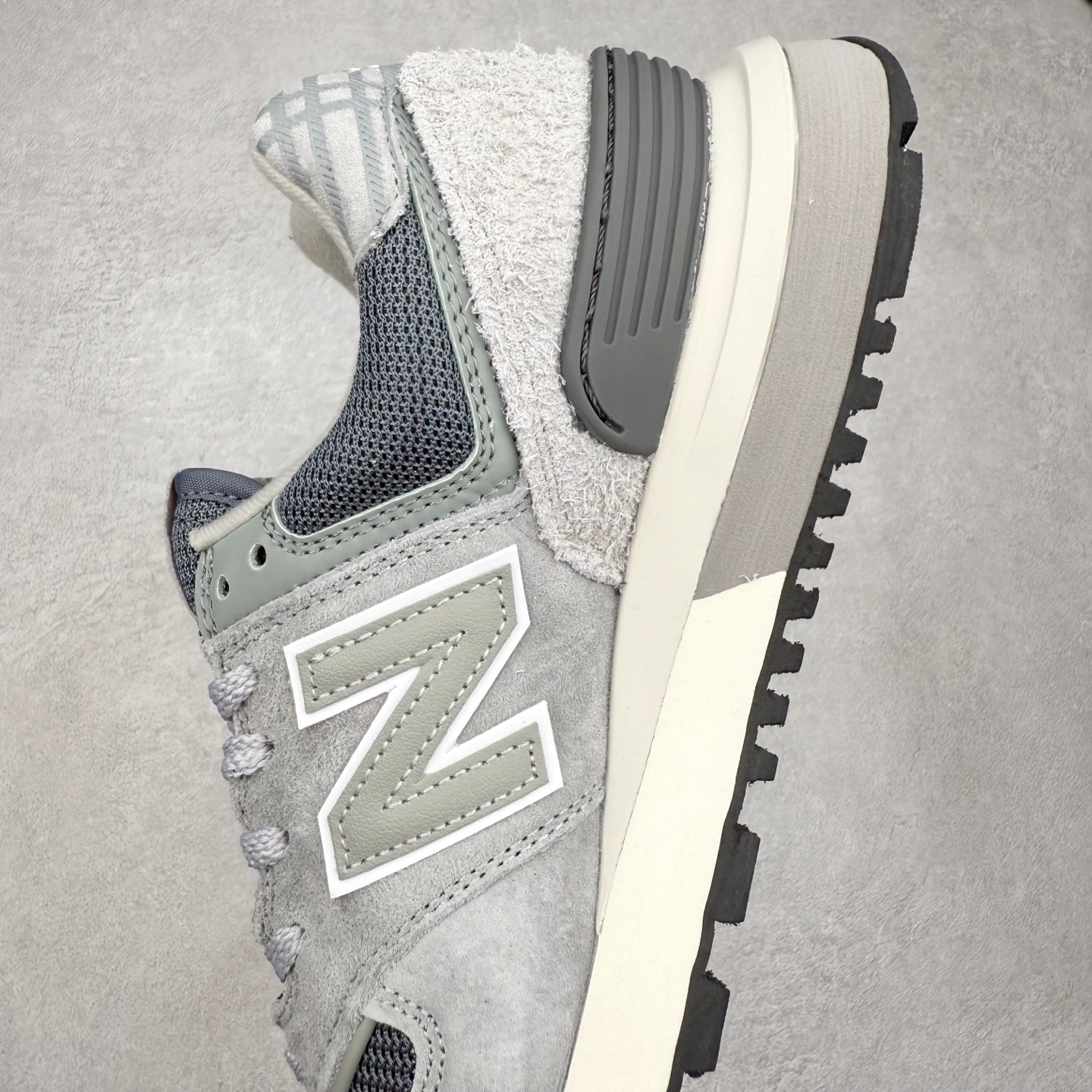 图片[7]-NB新百伦New Balance U574升级版系列低帮复古休闲运动慢跑鞋 新版NB574，妥妥美产既视感有木有。相较传统574，新版鞋跟及鞋面设计自带9系美产既视感！鞋面、内衬质感以及穿着体验更加！鞋型更流畅和饱满,鞋底增添了风格的多样化!底部升级橡胶颗粒大底,更防滑耐磨,上脚后感觉柔软且舒适。尺码：36 36.5 37.5 38 38.5 39.5 40 40.5 41.5 42 42.5 43 44 45-选品中心