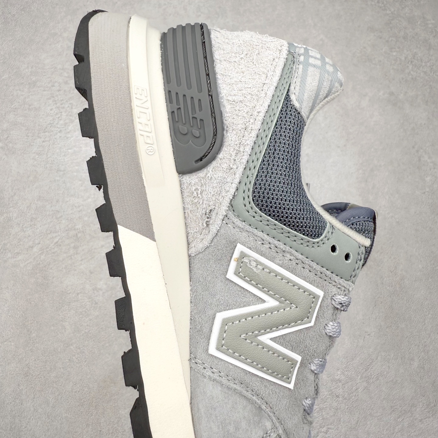 图片[6]-NB新百伦New Balance U574升级版系列低帮复古休闲运动慢跑鞋 新版NB574，妥妥美产既视感有木有。相较传统574，新版鞋跟及鞋面设计自带9系美产既视感！鞋面、内衬质感以及穿着体验更加！鞋型更流畅和饱满,鞋底增添了风格的多样化!底部升级橡胶颗粒大底,更防滑耐磨,上脚后感觉柔软且舒适。尺码：36 36.5 37.5 38 38.5 39.5 40 40.5 41.5 42 42.5 43 44 45-选品中心