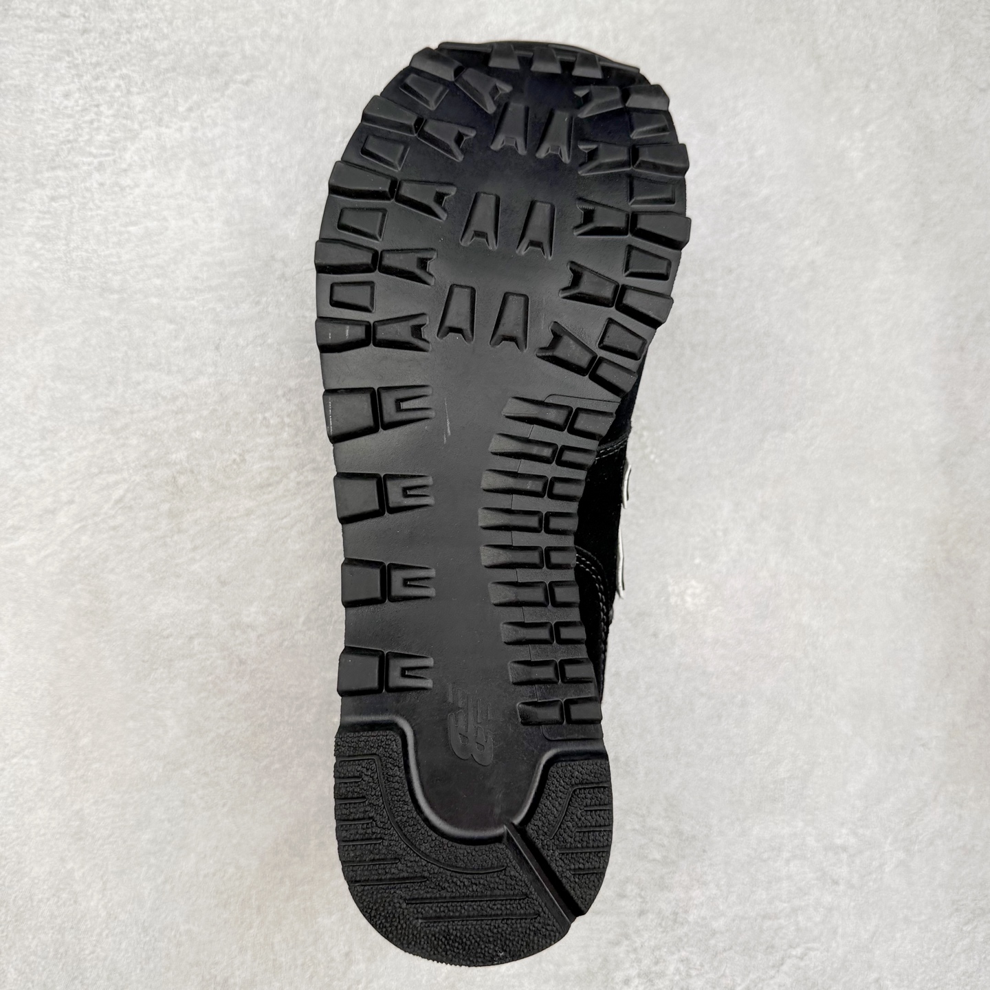 图片[9]-NB新百伦New Balance U574升级版系列低帮复古休闲运动慢跑鞋 新版NB574，妥妥美产既视感有木有。相较传统574，新版鞋跟及鞋面设计自带9系美产既视感！鞋面、内衬质感以及穿着体验更加！鞋型更流畅和饱满,鞋底增添了风格的多样化!底部升级橡胶颗粒大底,更防滑耐磨,上脚后感觉柔软且舒适。尺码：36 36.5 37.5 38 38.5 39.5 40 40.5 41.5 42 42.5 43 44 45-选品中心