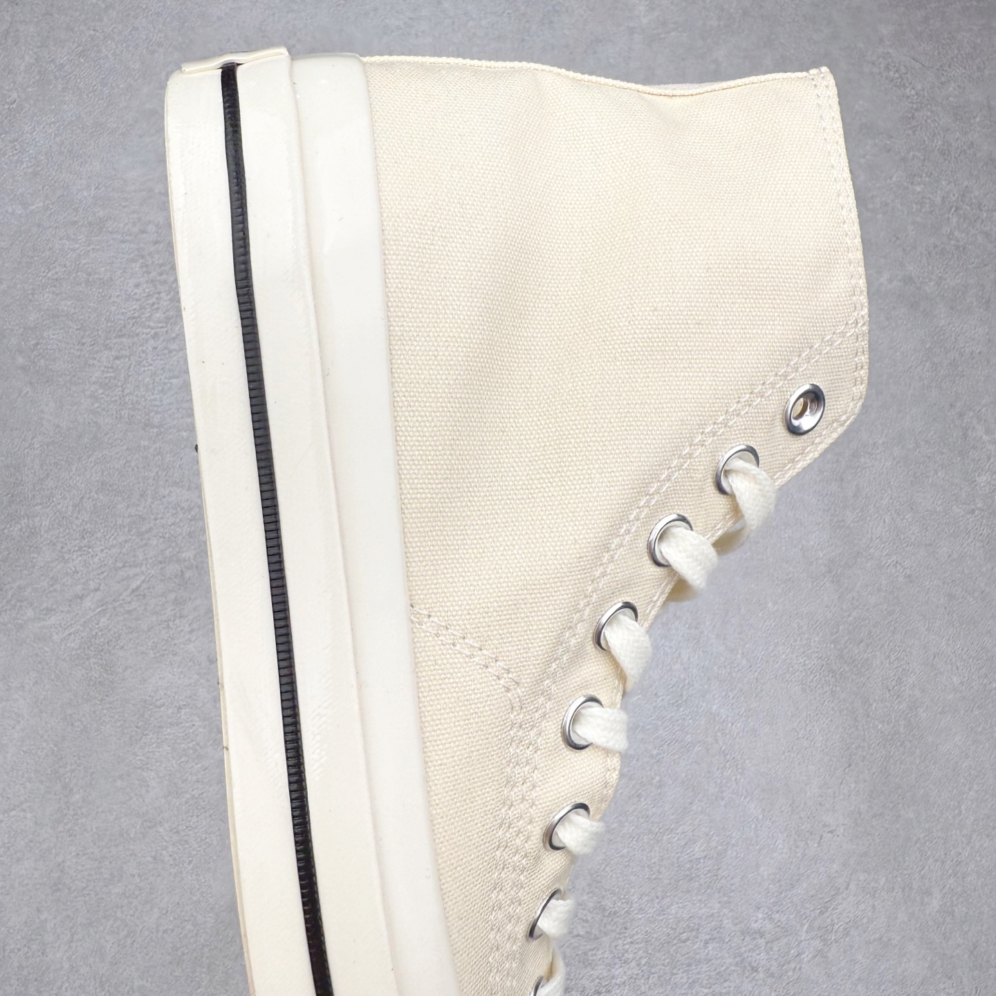图片[6]-TOYA HORIUCHI x Converse All Star SQUARETOE OX 方头 皮质黑色 匡威新款 日本限定 低帮休闲板鞋 来自Converse Japan 全新「Square Toe」系列，保留了Chuck Taylor标志性设计，只不过把那个再熟悉不过的圆头，换成了一个干脆利落的「方头」。变化虽小，风格却大不同！ 设计上与早前Rick Owens 的联名方头有几分神似，却更日常、更易穿、更人人皆可驾驭。 值得一提的是，方头造型不仅更有态度，也在前掌预留了更多空间，让穿着体验更加舒适，好看又好穿，真的很难不心动。 货号：31315790 尺码：35 36 37 38 39 40 41 42 43 44 （⚠️方头款尺码比1970s偏大一码）-选品中心