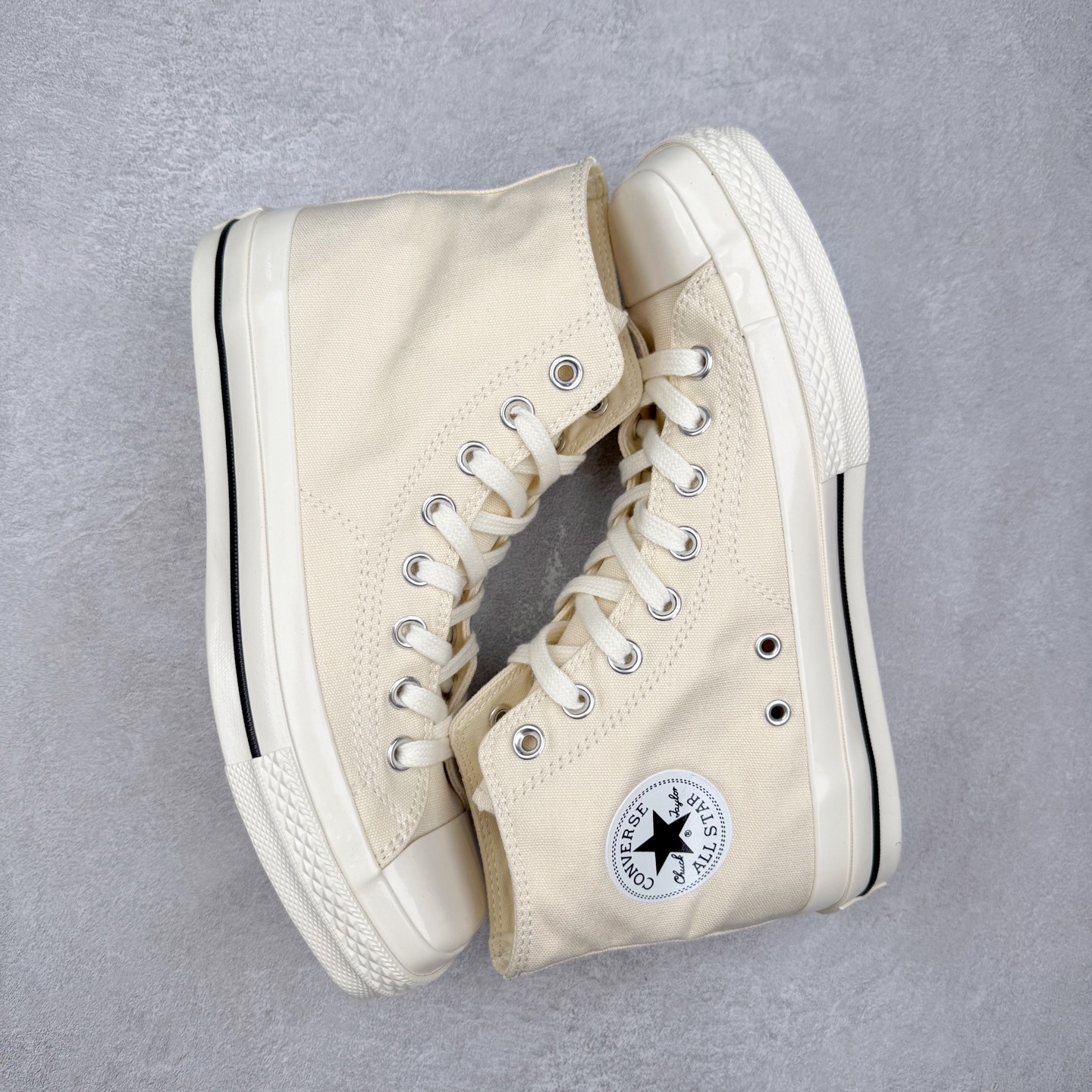 图片[3]-TOYA HORIUCHI x Converse All Star SQUARETOE OX 方头 皮质黑色 匡威新款 日本限定 低帮休闲板鞋 来自Converse Japan 全新「Square Toe」系列，保留了Chuck Taylor标志性设计，只不过把那个再熟悉不过的圆头，换成了一个干脆利落的「方头」。变化虽小，风格却大不同！ 设计上与早前Rick Owens 的联名方头有几分神似，却更日常、更易穿、更人人皆可驾驭。 值得一提的是，方头造型不仅更有态度，也在前掌预留了更多空间，让穿着体验更加舒适，好看又好穿，真的很难不心动。 货号：31315790 尺码：35 36 37 38 39 40 41 42 43 44 （⚠️方头款尺码比1970s偏大一码）-选品中心