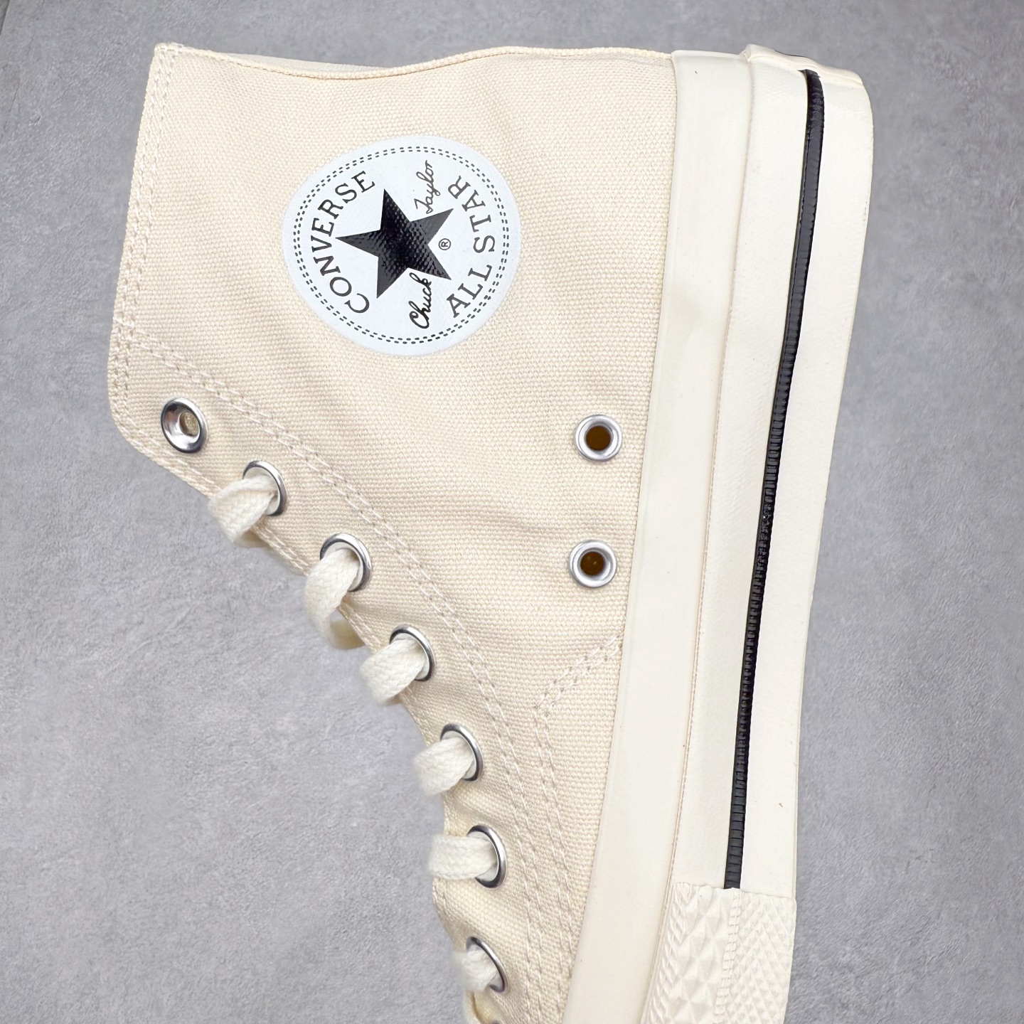 图片[7]-TOYA HORIUCHI x Converse All Star SQUARETOE OX 方头 皮质黑色 匡威新款 日本限定 低帮休闲板鞋 来自Converse Japan 全新「Square Toe」系列，保留了Chuck Taylor标志性设计，只不过把那个再熟悉不过的圆头，换成了一个干脆利落的「方头」。变化虽小，风格却大不同！ 设计上与早前Rick Owens 的联名方头有几分神似，却更日常、更易穿、更人人皆可驾驭。 值得一提的是，方头造型不仅更有态度，也在前掌预留了更多空间，让穿着体验更加舒适，好看又好穿，真的很难不心动。 货号：31315790 尺码：35 36 37 38 39 40 41 42 43 44 （⚠️方头款尺码比1970s偏大一码）-选品中心