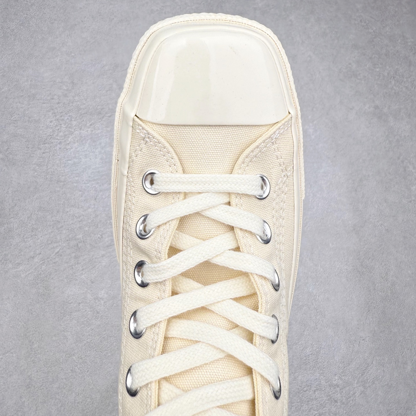 图片[4]-TOYA HORIUCHI x Converse All Star SQUARETOE OX 方头 皮质黑色 匡威新款 日本限定 低帮休闲板鞋 来自Converse Japan 全新「Square Toe」系列，保留了Chuck Taylor标志性设计，只不过把那个再熟悉不过的圆头，换成了一个干脆利落的「方头」。变化虽小，风格却大不同！ 设计上与早前Rick Owens 的联名方头有几分神似，却更日常、更易穿、更人人皆可驾驭。 值得一提的是，方头造型不仅更有态度，也在前掌预留了更多空间，让穿着体验更加舒适，好看又好穿，真的很难不心动。 货号：31315790 尺码：35 36 37 38 39 40 41 42 43 44 （⚠️方头款尺码比1970s偏大一码）-选品中心