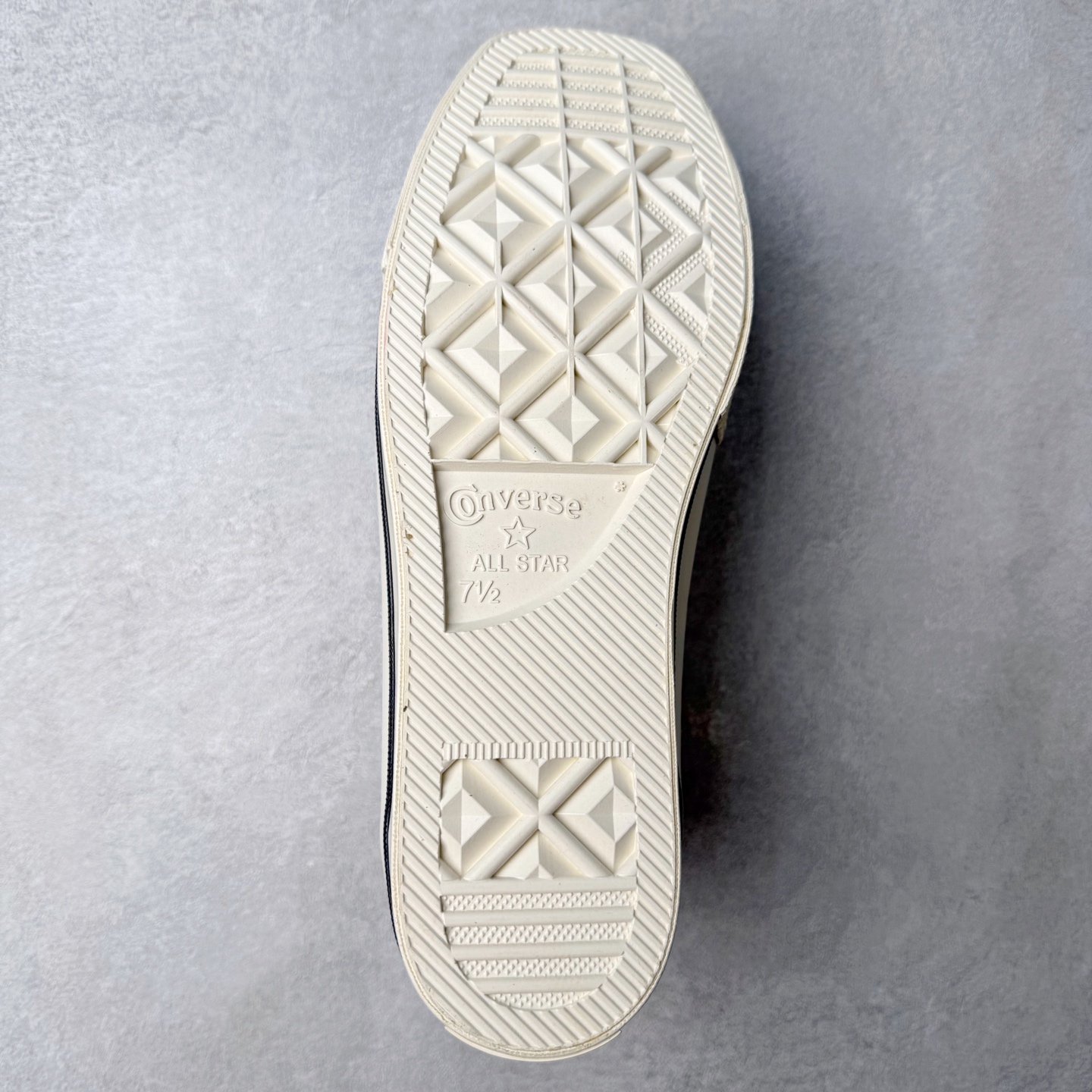 图片[9]-TOYA HORIUCHI x Converse All Star SQUARETOE OX 方头 皮质黑色 匡威新款 日本限定 低帮休闲板鞋 来自Converse Japan 全新「Square Toe」系列，保留了Chuck Taylor标志性设计，只不过把那个再熟悉不过的圆头，换成了一个干脆利落的「方头」。变化虽小，风格却大不同！ 设计上与早前Rick Owens 的联名方头有几分神似，却更日常、更易穿、更人人皆可驾驭。 值得一提的是，方头造型不仅更有态度，也在前掌预留了更多空间，让穿着体验更加舒适，好看又好穿，真的很难不心动。 货号：31315790 尺码：35 36 37 38 39 40 41 42 43 44 （⚠️方头款尺码比1970s偏大一码）-选品中心