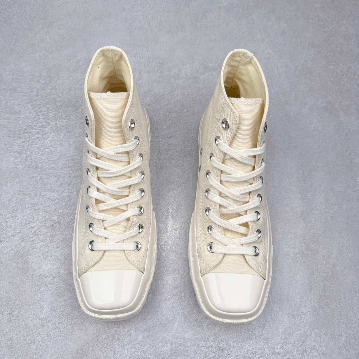 图片[2]-TOYA HORIUCHI x Converse All Star SQUARETOE OX 方头 皮质黑色 匡威新款 日本限定 低帮休闲板鞋 来自Converse Japan 全新「Square Toe」系列，保留了Chuck Taylor标志性设计，只不过把那个再熟悉不过的圆头，换成了一个干脆利落的「方头」。变化虽小，风格却大不同！ 设计上与早前Rick Owens 的联名方头有几分神似，却更日常、更易穿、更人人皆可驾驭。 值得一提的是，方头造型不仅更有态度，也在前掌预留了更多空间，让穿着体验更加舒适，好看又好穿，真的很难不心动。 货号：31315790 尺码：35 36 37 38 39 40 41 42 43 44 （⚠️方头款尺码比1970s偏大一码）-选品中心
