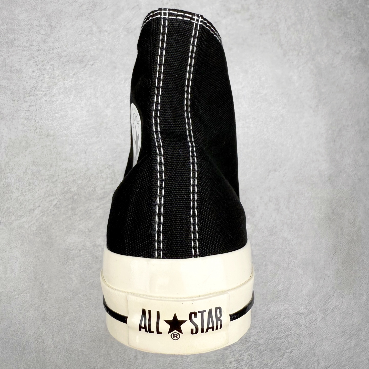 图片[8]-TOYA HORIUCHI x Converse All Star SQUARETOE OX 方头 皮质黑色 匡威新款 日本限定 低帮休闲板鞋 来自Converse Japan 全新「Square Toe」系列，保留了Chuck Taylor标志性设计，只不过把那个再熟悉不过的圆头，换成了一个干脆利落的「方头」。变化虽小，风格却大不同！ 设计上与早前Rick Owens 的联名方头有几分神似，却更日常、更易穿、更人人皆可驾驭。 值得一提的是，方头造型不仅更有态度，也在前掌预留了更多空间，让穿着体验更加舒适，好看又好穿，真的很难不心动。 货号：31315790 尺码：35 36 37 38 39 40 41 42 43 44 （⚠️方头款尺码比1970s偏大一码）-选品中心