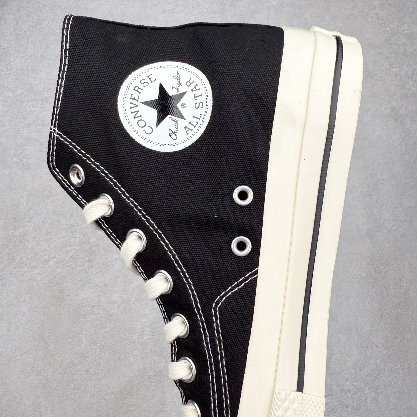 图片[7]-TOYA HORIUCHI x Converse All Star SQUARETOE OX 方头 皮质黑色 匡威新款 日本限定 低帮休闲板鞋 来自Converse Japan 全新「Square Toe」系列，保留了Chuck Taylor标志性设计，只不过把那个再熟悉不过的圆头，换成了一个干脆利落的「方头」。变化虽小，风格却大不同！ 设计上与早前Rick Owens 的联名方头有几分神似，却更日常、更易穿、更人人皆可驾驭。 值得一提的是，方头造型不仅更有态度，也在前掌预留了更多空间，让穿着体验更加舒适，好看又好穿，真的很难不心动。 货号：31315790 尺码：35 36 37 38 39 40 41 42 43 44 （⚠️方头款尺码比1970s偏大一码）-选品中心