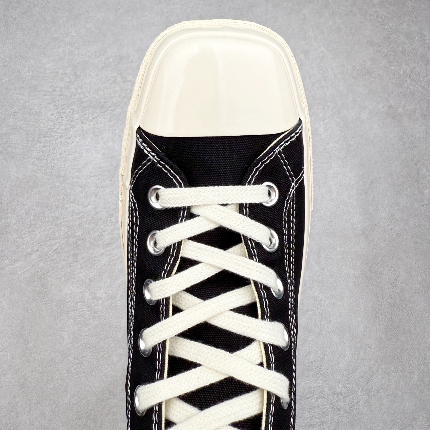 图片[4]-TOYA HORIUCHI x Converse All Star SQUARETOE OX 方头 皮质黑色 匡威新款 日本限定 低帮休闲板鞋 来自Converse Japan 全新「Square Toe」系列，保留了Chuck Taylor标志性设计，只不过把那个再熟悉不过的圆头，换成了一个干脆利落的「方头」。变化虽小，风格却大不同！ 设计上与早前Rick Owens 的联名方头有几分神似，却更日常、更易穿、更人人皆可驾驭。 值得一提的是，方头造型不仅更有态度，也在前掌预留了更多空间，让穿着体验更加舒适，好看又好穿，真的很难不心动。 货号：31315790 尺码：35 36 37 38 39 40 41 42 43 44 （⚠️方头款尺码比1970s偏大一码）-选品中心