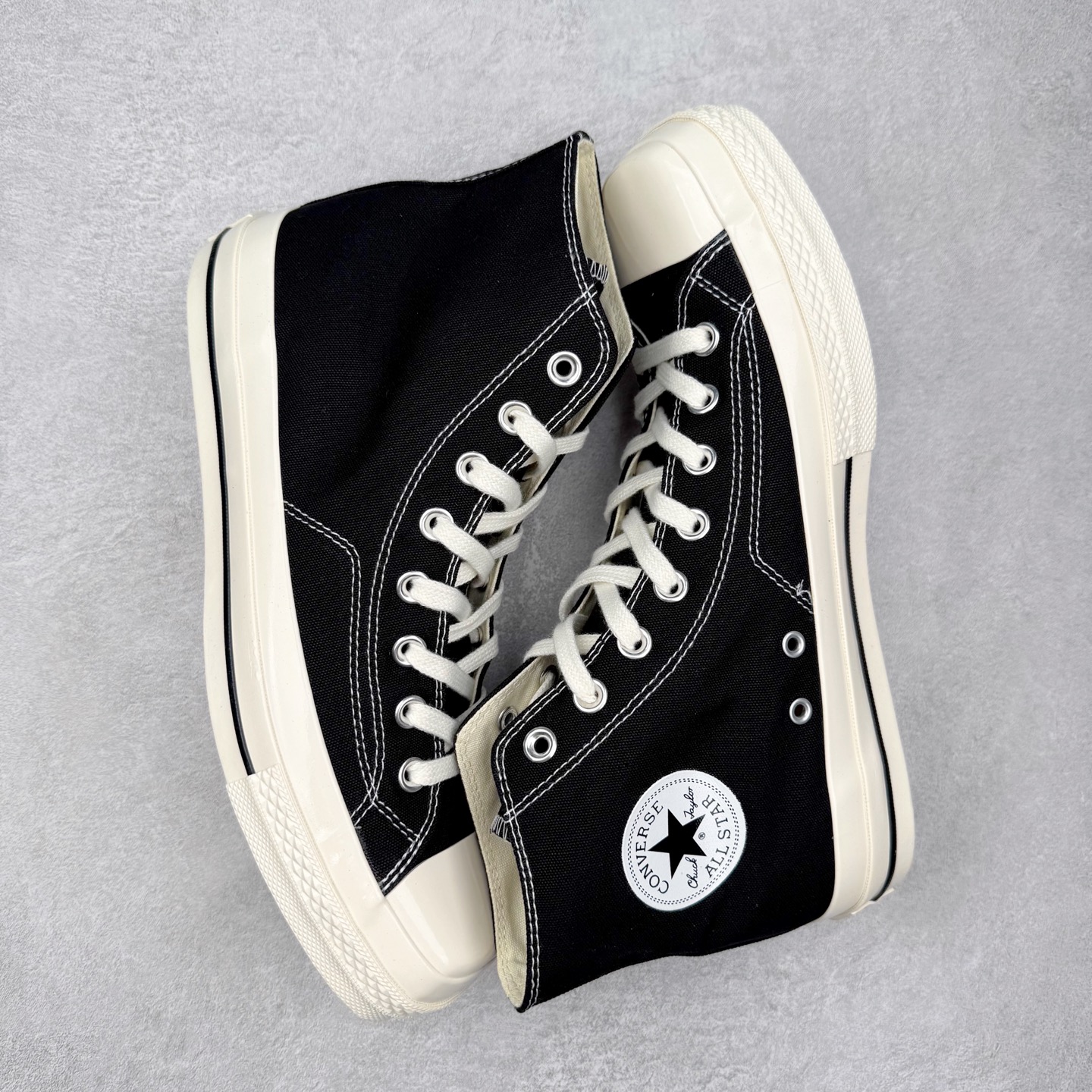 图片[3]-TOYA HORIUCHI x Converse All Star SQUARETOE OX 方头 皮质黑色 匡威新款 日本限定 低帮休闲板鞋 来自Converse Japan 全新「Square Toe」系列，保留了Chuck Taylor标志性设计，只不过把那个再熟悉不过的圆头，换成了一个干脆利落的「方头」。变化虽小，风格却大不同！ 设计上与早前Rick Owens 的联名方头有几分神似，却更日常、更易穿、更人人皆可驾驭。 值得一提的是，方头造型不仅更有态度，也在前掌预留了更多空间，让穿着体验更加舒适，好看又好穿，真的很难不心动。 货号：31315790 尺码：35 36 37 38 39 40 41 42 43 44 （⚠️方头款尺码比1970s偏大一码）-选品中心