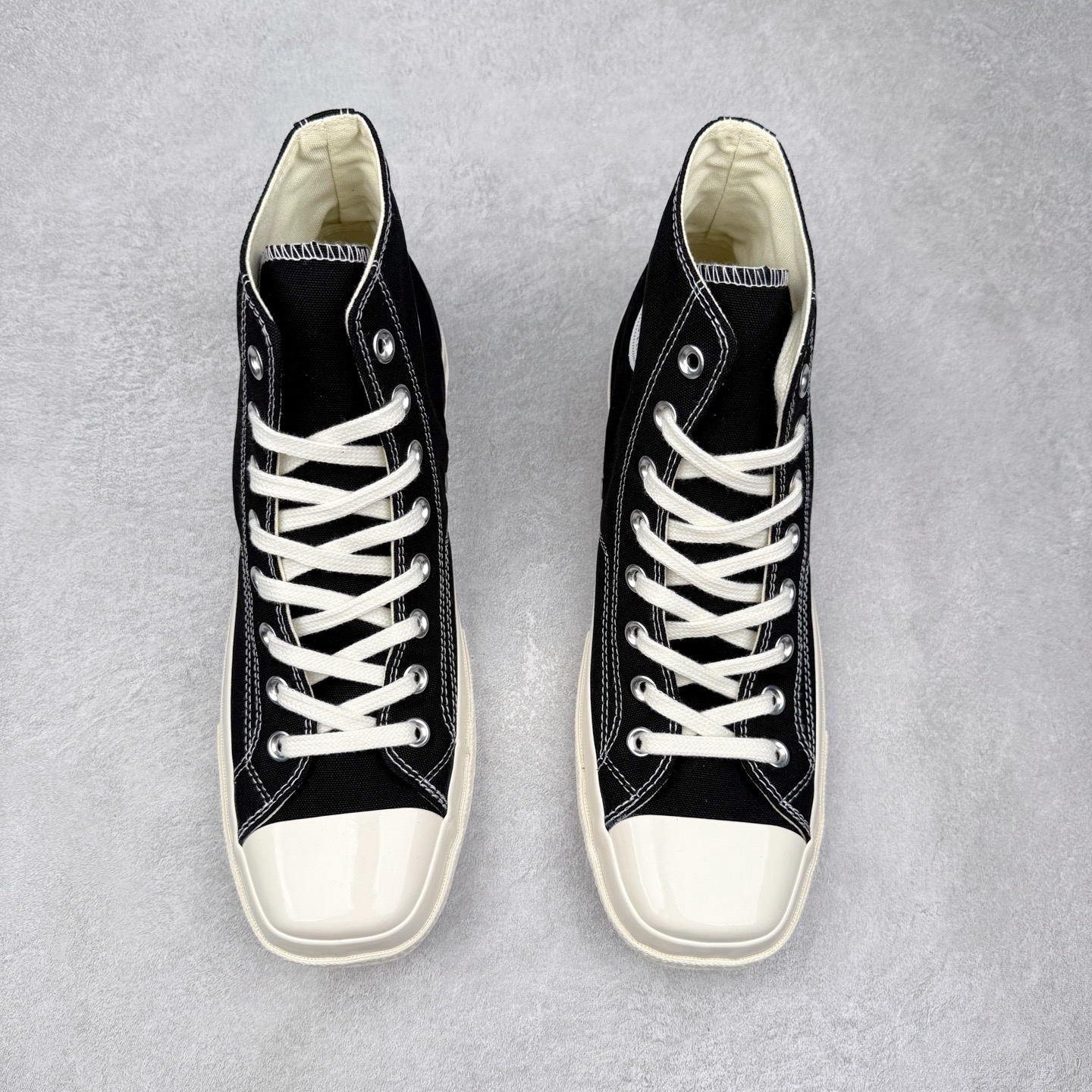 图片[2]-TOYA HORIUCHI x Converse All Star SQUARETOE OX 方头 皮质黑色 匡威新款 日本限定 低帮休闲板鞋 来自Converse Japan 全新「Square Toe」系列，保留了Chuck Taylor标志性设计，只不过把那个再熟悉不过的圆头，换成了一个干脆利落的「方头」。变化虽小，风格却大不同！ 设计上与早前Rick Owens 的联名方头有几分神似，却更日常、更易穿、更人人皆可驾驭。 值得一提的是，方头造型不仅更有态度，也在前掌预留了更多空间，让穿着体验更加舒适，好看又好穿，真的很难不心动。 货号：31315790 尺码：35 36 37 38 39 40 41 42 43 44 （⚠️方头款尺码比1970s偏大一码）-选品中心