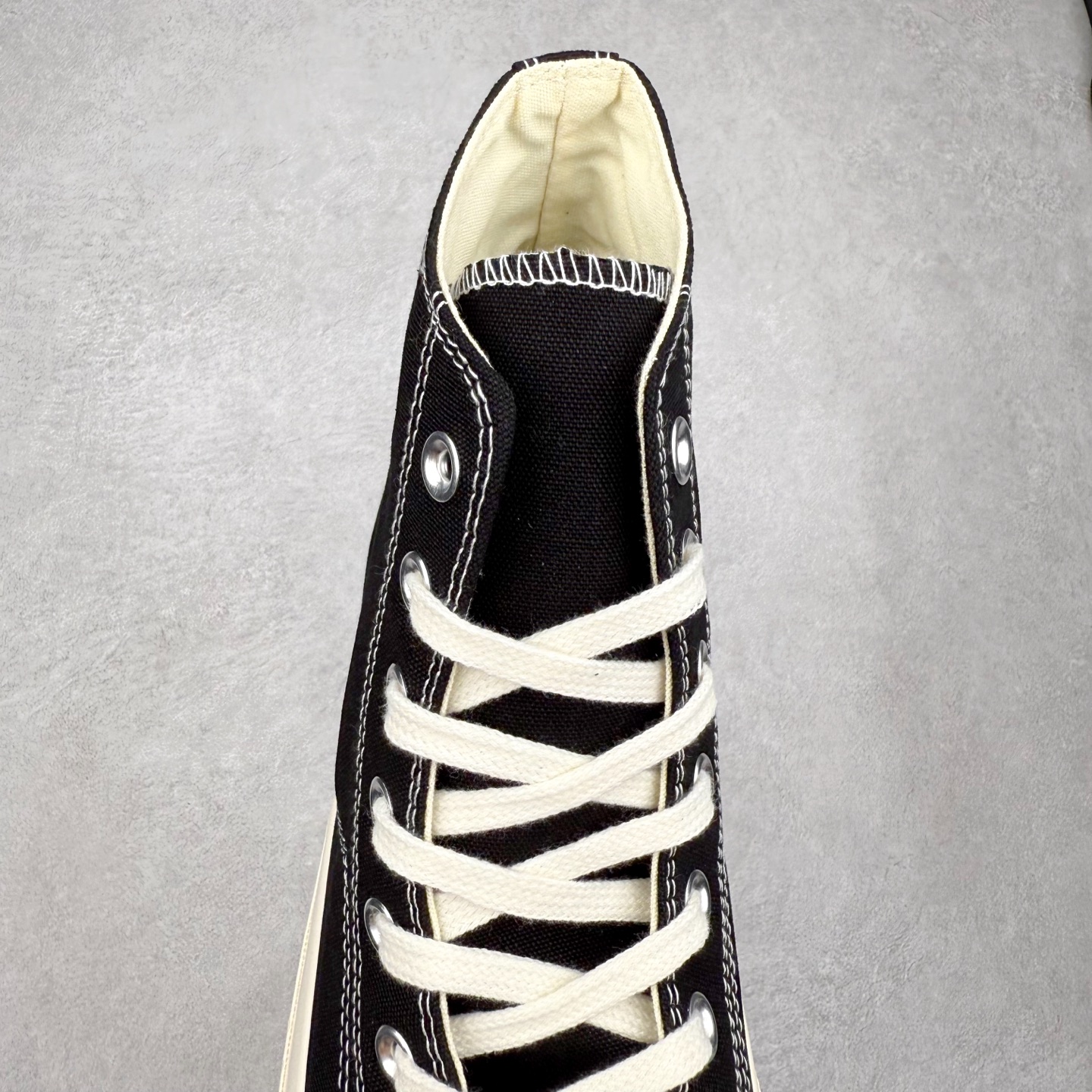 图片[5]-TOYA HORIUCHI x Converse All Star SQUARETOE OX 方头 皮质黑色 匡威新款 日本限定 低帮休闲板鞋 来自Converse Japan 全新「Square Toe」系列，保留了Chuck Taylor标志性设计，只不过把那个再熟悉不过的圆头，换成了一个干脆利落的「方头」。变化虽小，风格却大不同！ 设计上与早前Rick Owens 的联名方头有几分神似，却更日常、更易穿、更人人皆可驾驭。 值得一提的是，方头造型不仅更有态度，也在前掌预留了更多空间，让穿着体验更加舒适，好看又好穿，真的很难不心动。 货号：31315790 尺码：35 36 37 38 39 40 41 42 43 44 （⚠️方头款尺码比1970s偏大一码）-选品中心