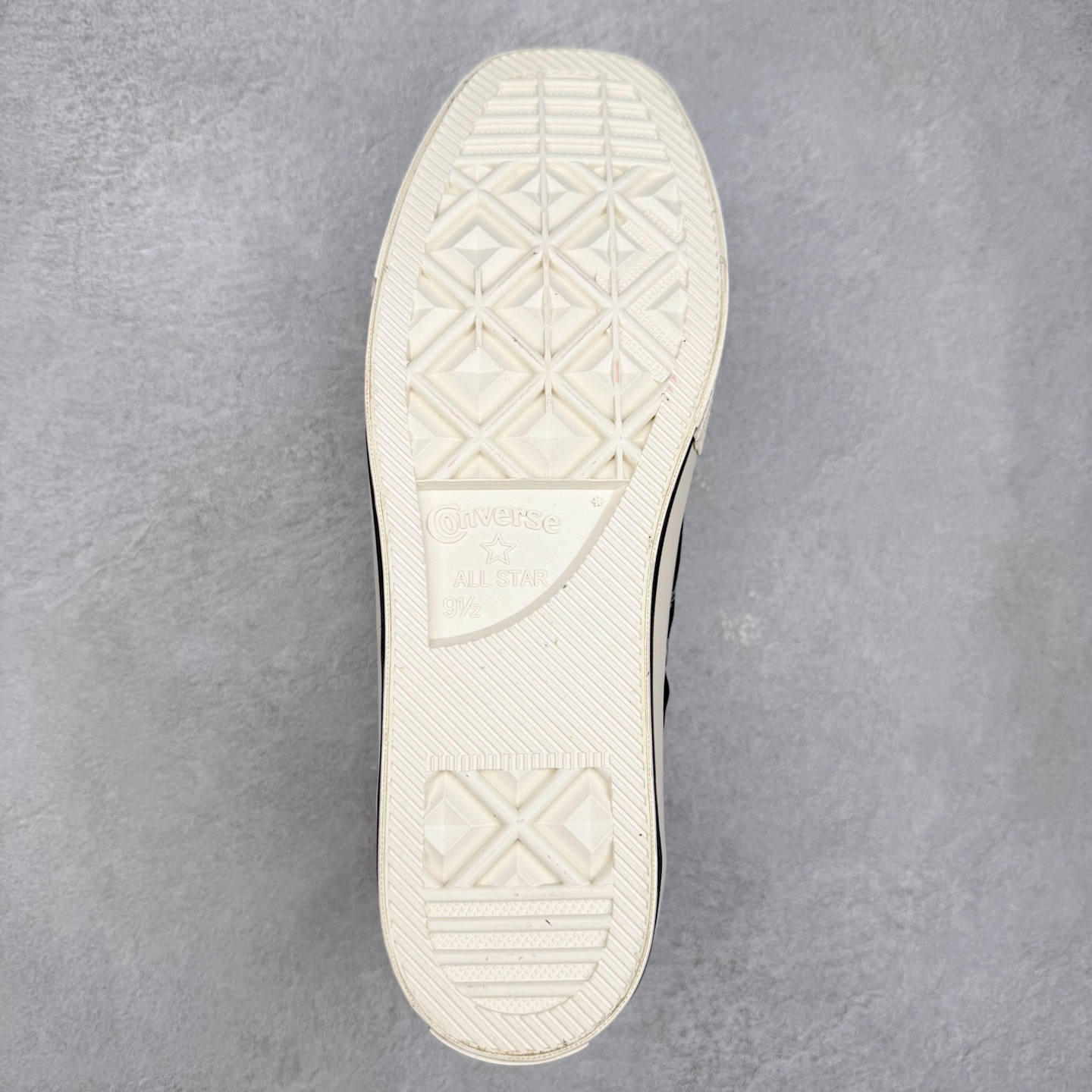 图片[9]-TOYA HORIUCHI x Converse All Star SQUARETOE OX 方头 皮质黑色 匡威新款 日本限定 低帮休闲板鞋 来自Converse Japan 全新「Square Toe」系列，保留了Chuck Taylor标志性设计，只不过把那个再熟悉不过的圆头，换成了一个干脆利落的「方头」。变化虽小，风格却大不同！ 设计上与早前Rick Owens 的联名方头有几分神似，却更日常、更易穿、更人人皆可驾驭。 值得一提的是，方头造型不仅更有态度，也在前掌预留了更多空间，让穿着体验更加舒适，好看又好穿，真的很难不心动。 货号：31315790 尺码：35 36 37 38 39 40 41 42 43 44 （⚠️方头款尺码比1970s偏大一码）-选品中心