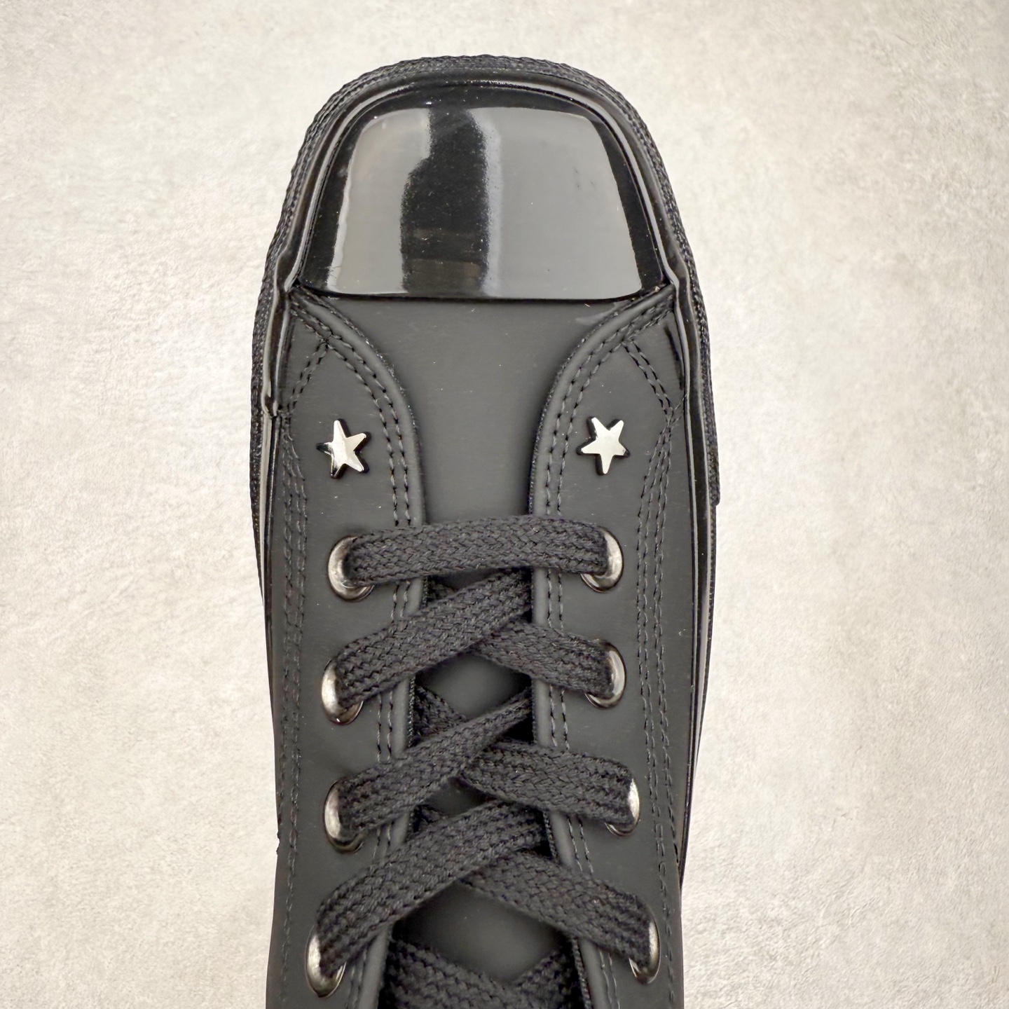 图片[4]-TOYA HORIUCHI x Converse All Star SQUARETOE OX 方头 皮质黑色 匡威新款 日本限定 低帮休闲板鞋 来自Converse Japan 全新「Square Toe」系列，保留了Chuck Taylor标志性设计，只不过把那个再熟悉不过的圆头，换成了一个干脆利落的「方头」。变化虽小，风格却大不同！ 设计上与早前Rick Owens 的联名方头有几分神似，却更日常、更易穿、更人人皆可驾驭。 值得一提的是，方头造型不仅更有态度，也在前掌预留了更多空间，让穿着体验更加舒适，好看又好穿，真的很难不心动。 货号：31315790 尺码：35 36 37 38 39 40 41 42 43 44 （⚠️方头款尺码比1970s偏大一码）-选品中心