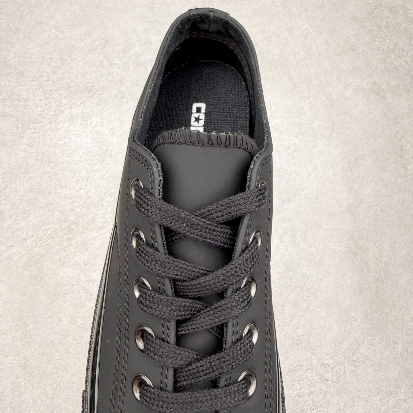 图片[5]-TOYA HORIUCHI x Converse All Star SQUARETOE OX 方头 皮质黑色 匡威新款 日本限定 低帮休闲板鞋 来自Converse Japan 全新「Square Toe」系列，保留了Chuck Taylor标志性设计，只不过把那个再熟悉不过的圆头，换成了一个干脆利落的「方头」。变化虽小，风格却大不同！ 设计上与早前Rick Owens 的联名方头有几分神似，却更日常、更易穿、更人人皆可驾驭。 值得一提的是，方头造型不仅更有态度，也在前掌预留了更多空间，让穿着体验更加舒适，好看又好穿，真的很难不心动。 货号：31315790 尺码：35 36 37 38 39 40 41 42 43 44 （⚠️方头款尺码比1970s偏大一码）-选品中心