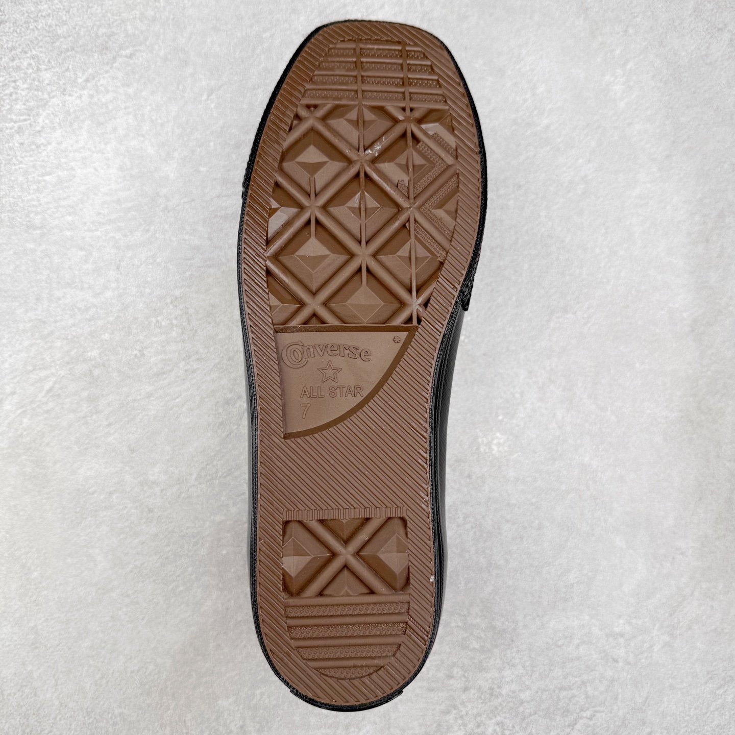 图片[9]-TOYA HORIUCHI x Converse All Star SQUARETOE OX 方头 皮质黑色 匡威新款 日本限定 低帮休闲板鞋 来自Converse Japan 全新「Square Toe」系列，保留了Chuck Taylor标志性设计，只不过把那个再熟悉不过的圆头，换成了一个干脆利落的「方头」。变化虽小，风格却大不同！ 设计上与早前Rick Owens 的联名方头有几分神似，却更日常、更易穿、更人人皆可驾驭。 值得一提的是，方头造型不仅更有态度，也在前掌预留了更多空间，让穿着体验更加舒适，好看又好穿，真的很难不心动。 货号：31315790 尺码：35 36 37 38 39 40 41 42 43 44 （⚠️方头款尺码比1970s偏大一码）-选品中心