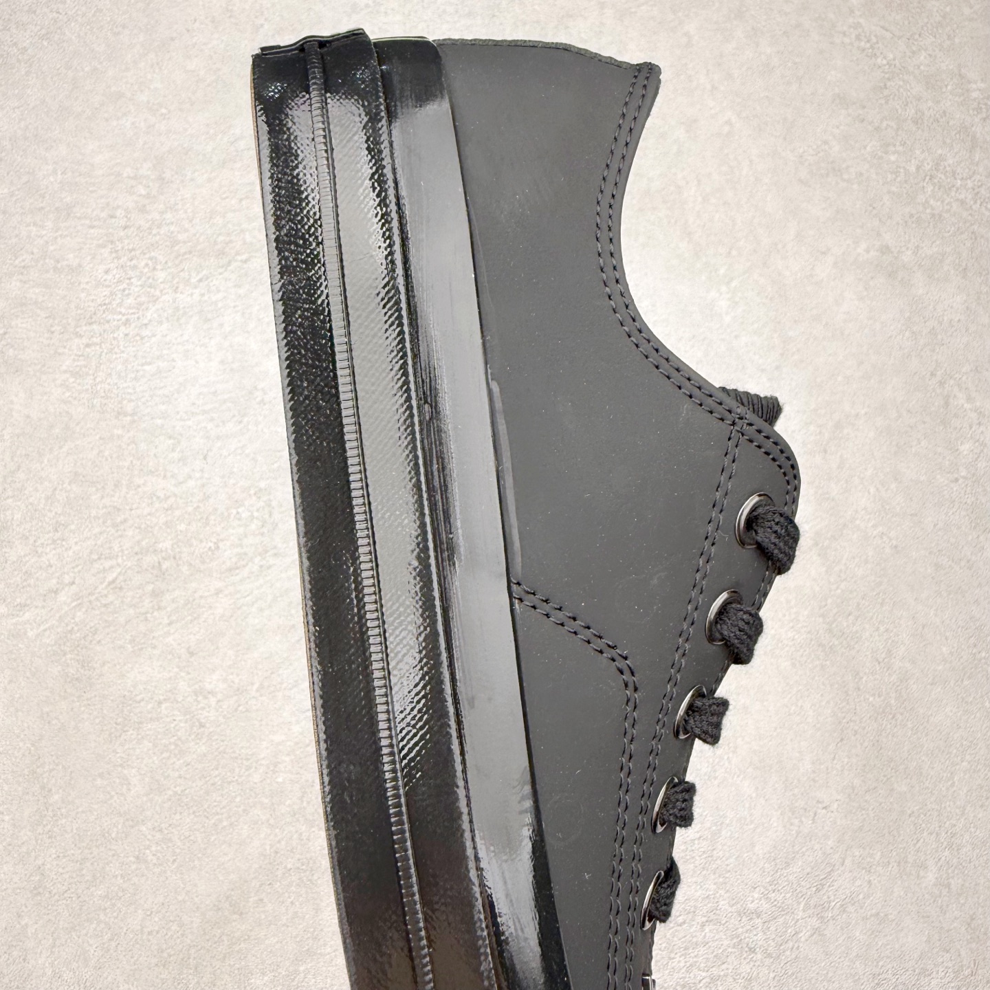 图片[6]-TOYA HORIUCHI x Converse All Star SQUARETOE OX 方头 皮质黑色 匡威新款 日本限定 低帮休闲板鞋 来自Converse Japan 全新「Square Toe」系列，保留了Chuck Taylor标志性设计，只不过把那个再熟悉不过的圆头，换成了一个干脆利落的「方头」。变化虽小，风格却大不同！ 设计上与早前Rick Owens 的联名方头有几分神似，却更日常、更易穿、更人人皆可驾驭。 值得一提的是，方头造型不仅更有态度，也在前掌预留了更多空间，让穿着体验更加舒适，好看又好穿，真的很难不心动。 货号：31315790 尺码：35 36 37 38 39 40 41 42 43 44 （⚠️方头款尺码比1970s偏大一码）-选品中心