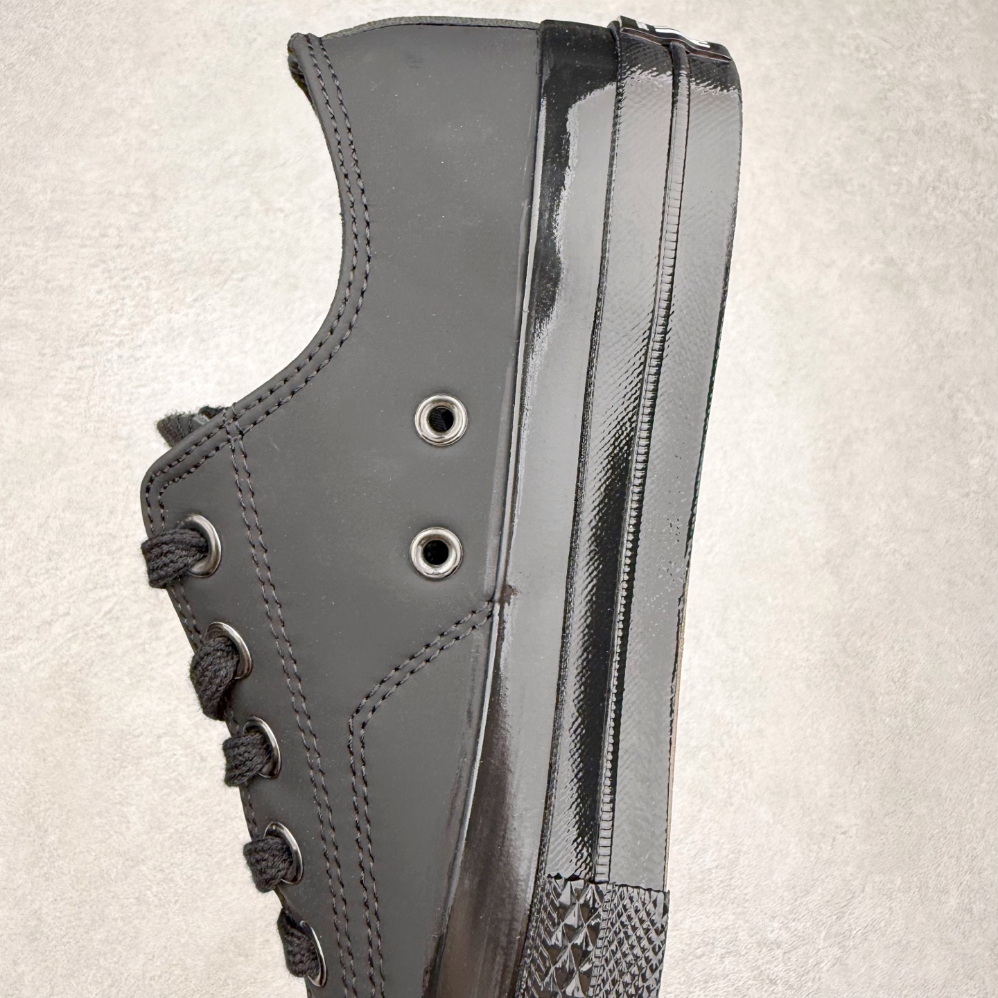 图片[7]-TOYA HORIUCHI x Converse All Star SQUARETOE OX 方头 皮质黑色 匡威新款 日本限定 低帮休闲板鞋 来自Converse Japan 全新「Square Toe」系列，保留了Chuck Taylor标志性设计，只不过把那个再熟悉不过的圆头，换成了一个干脆利落的「方头」。变化虽小，风格却大不同！ 设计上与早前Rick Owens 的联名方头有几分神似，却更日常、更易穿、更人人皆可驾驭。 值得一提的是，方头造型不仅更有态度，也在前掌预留了更多空间，让穿着体验更加舒适，好看又好穿，真的很难不心动。 货号：31315790 尺码：35 36 37 38 39 40 41 42 43 44 （⚠️方头款尺码比1970s偏大一码）-选品中心