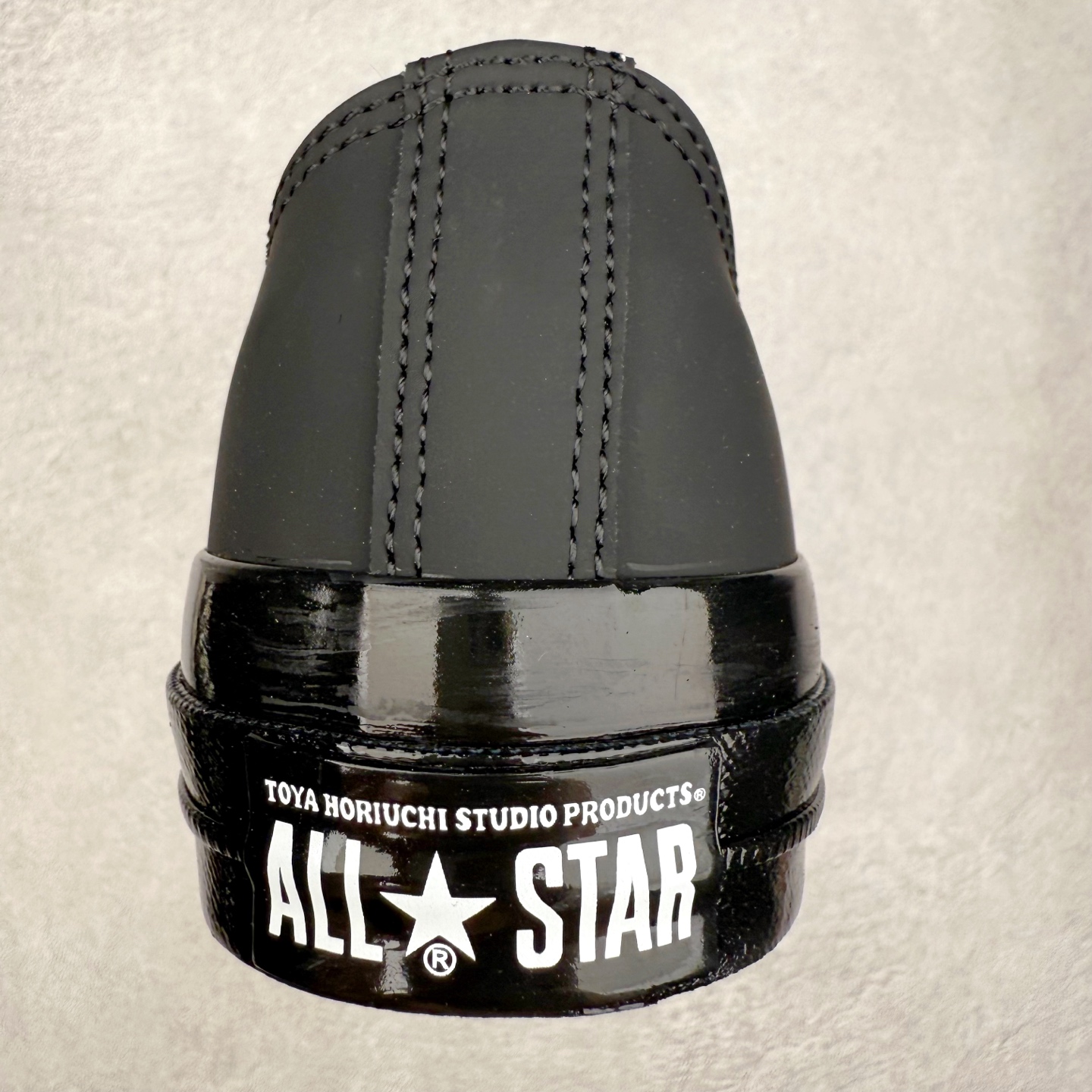 图片[8]-TOYA HORIUCHI x Converse All Star SQUARETOE OX 方头 皮质黑色 匡威新款 日本限定 低帮休闲板鞋 来自Converse Japan 全新「Square Toe」系列，保留了Chuck Taylor标志性设计，只不过把那个再熟悉不过的圆头，换成了一个干脆利落的「方头」。变化虽小，风格却大不同！ 设计上与早前Rick Owens 的联名方头有几分神似，却更日常、更易穿、更人人皆可驾驭。 值得一提的是，方头造型不仅更有态度，也在前掌预留了更多空间，让穿着体验更加舒适，好看又好穿，真的很难不心动。 货号：31315790 尺码：35 36 37 38 39 40 41 42 43 44 （⚠️方头款尺码比1970s偏大一码）-选品中心