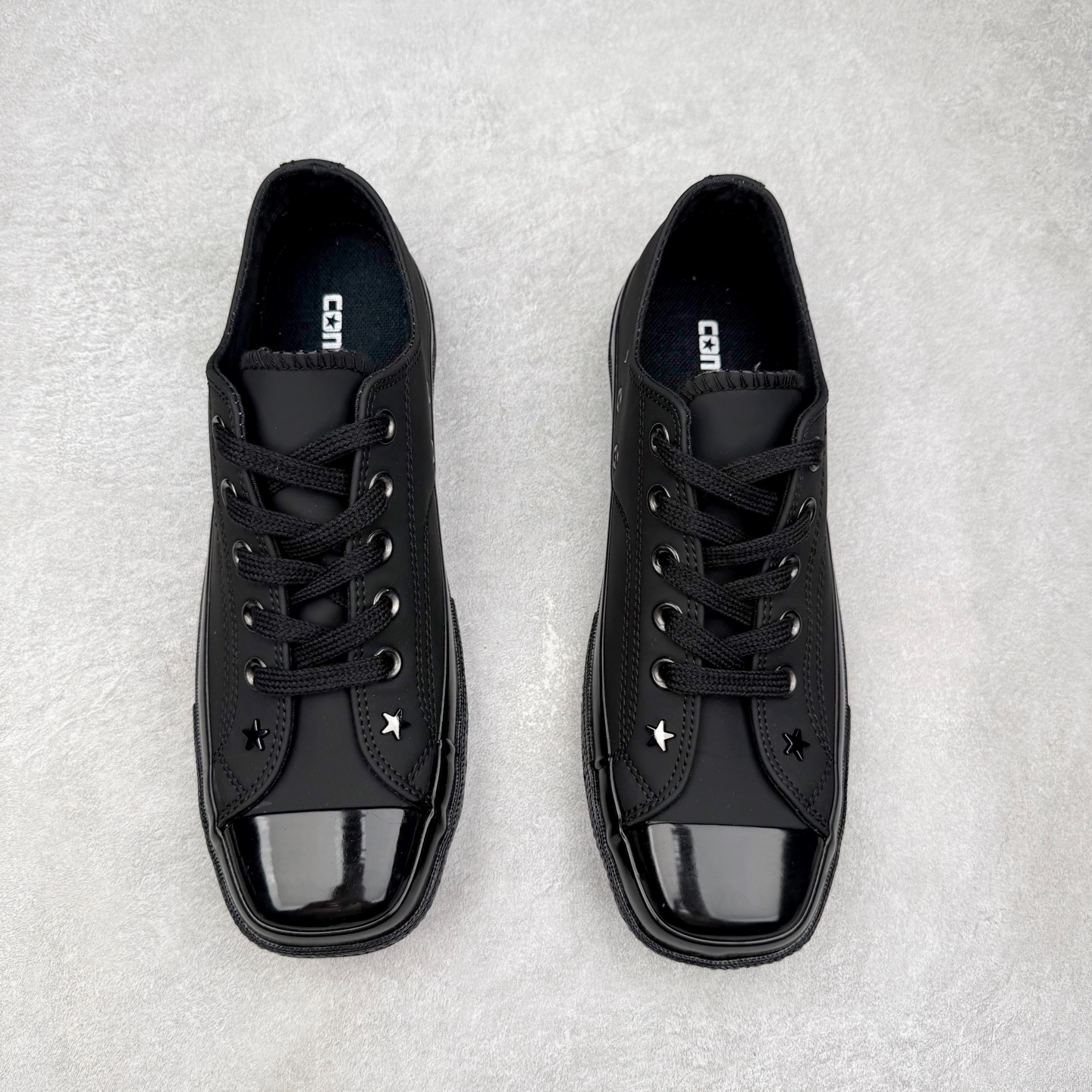 图片[2]-TOYA HORIUCHI x Converse All Star SQUARETOE OX 方头 皮质黑色 匡威新款 日本限定 低帮休闲板鞋 来自Converse Japan 全新「Square Toe」系列，保留了Chuck Taylor标志性设计，只不过把那个再熟悉不过的圆头，换成了一个干脆利落的「方头」。变化虽小，风格却大不同！ 设计上与早前Rick Owens 的联名方头有几分神似，却更日常、更易穿、更人人皆可驾驭。 值得一提的是，方头造型不仅更有态度，也在前掌预留了更多空间，让穿着体验更加舒适，好看又好穿，真的很难不心动。 货号：31315790 尺码：35 36 37 38 39 40 41 42 43 44 （⚠️方头款尺码比1970s偏大一码）-选品中心