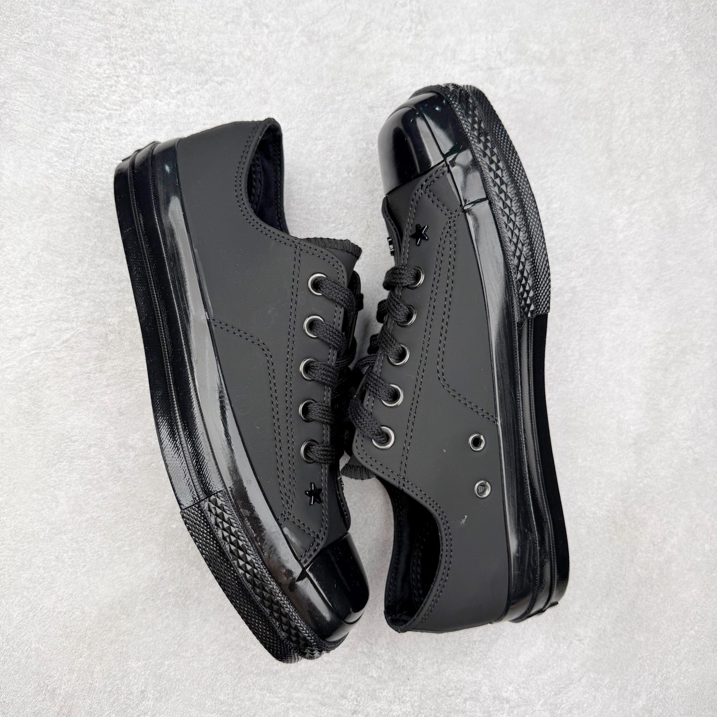 图片[3]-TOYA HORIUCHI x Converse All Star SQUARETOE OX 方头 皮质黑色 匡威新款 日本限定 低帮休闲板鞋 来自Converse Japan 全新「Square Toe」系列，保留了Chuck Taylor标志性设计，只不过把那个再熟悉不过的圆头，换成了一个干脆利落的「方头」。变化虽小，风格却大不同！ 设计上与早前Rick Owens 的联名方头有几分神似，却更日常、更易穿、更人人皆可驾驭。 值得一提的是，方头造型不仅更有态度，也在前掌预留了更多空间，让穿着体验更加舒适，好看又好穿，真的很难不心动。 货号：31315790 尺码：35 36 37 38 39 40 41 42 43 44 （⚠️方头款尺码比1970s偏大一码）-选品中心