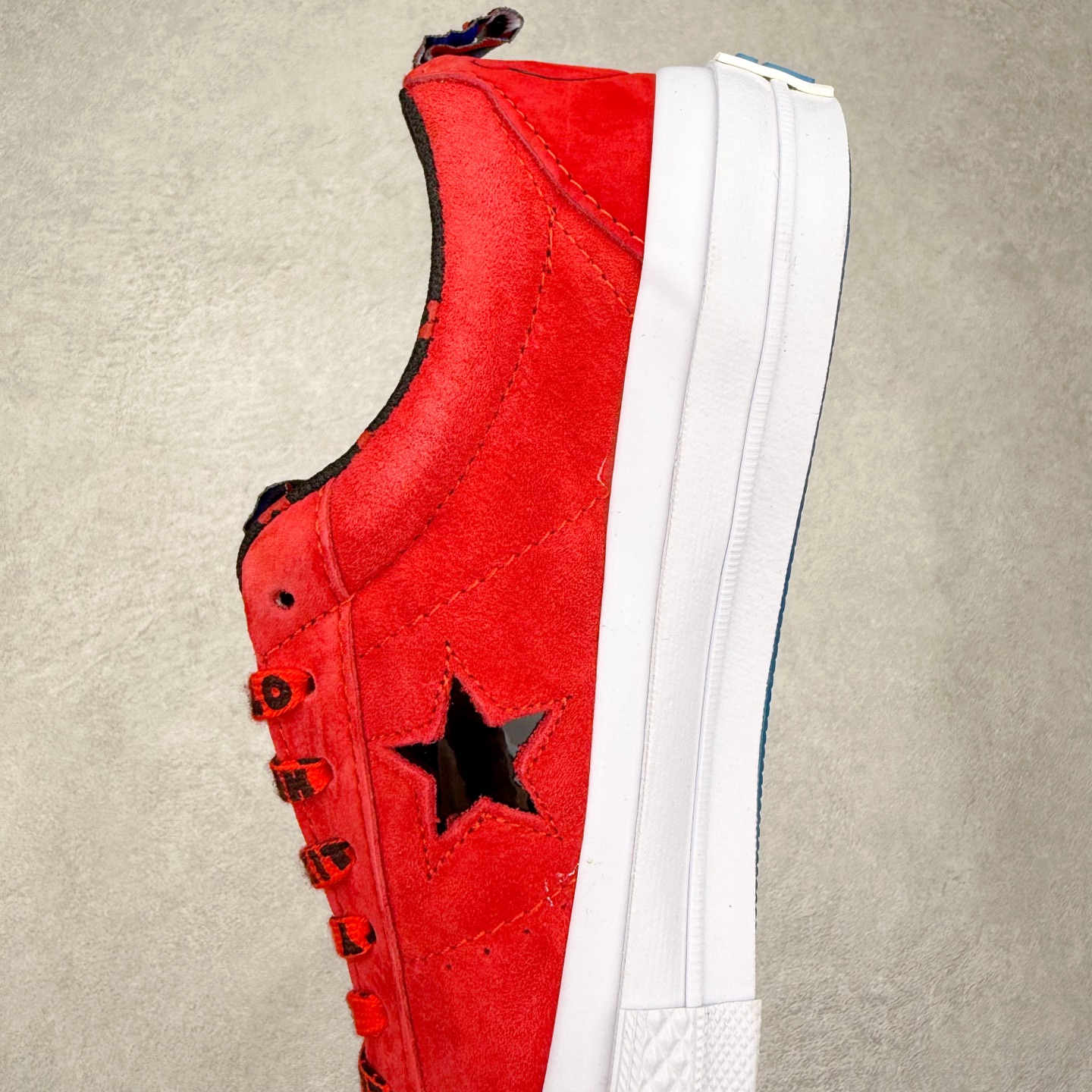 图片[7]-Converse x Hello Kitty 联名 结合经典的One Star鞋款 红色鞋身搭配侧面黑色星星Logo 凯蒂猫提拉贯穿鞋身 细节点缀巧妙 充满趣味性 彻底释放你的公举心 麂皮材质 质感拉满 货号：163905C 尺码：35 36 39.5 37 37.5 38 39 40 41 41.5 42 42.5 43 44-选品中心