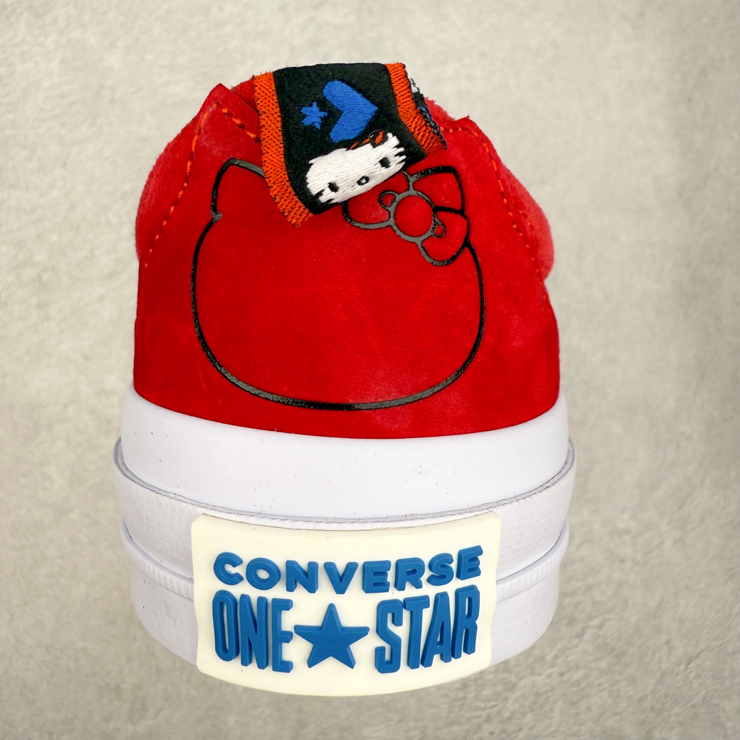 图片[8]-Converse x Hello Kitty 联名 结合经典的One Star鞋款 红色鞋身搭配侧面黑色星星Logo 凯蒂猫提拉贯穿鞋身 细节点缀巧妙 充满趣味性 彻底释放你的公举心 麂皮材质 质感拉满 货号：163905C 尺码：35 36 39.5 37 37.5 38 39 40 41 41.5 42 42.5 43 44-选品中心