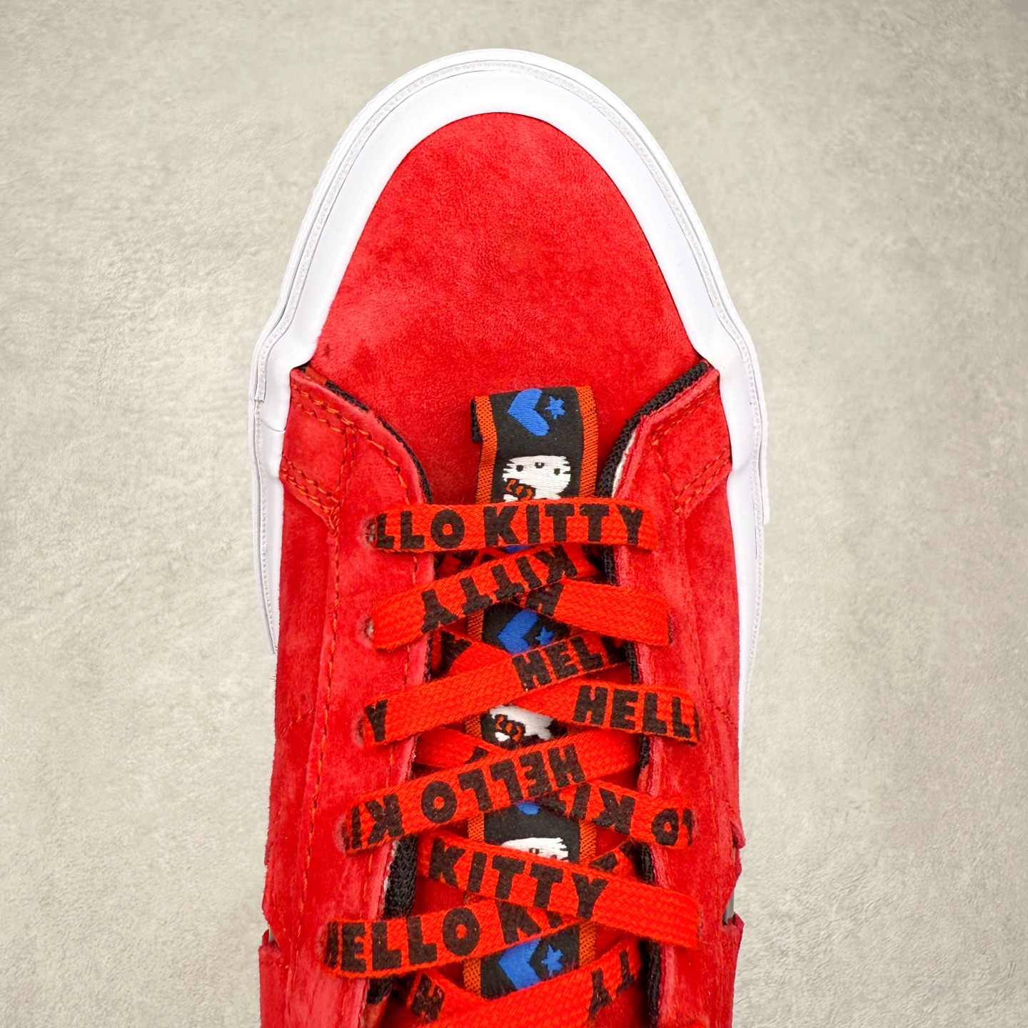 图片[4]-Converse x Hello Kitty 联名 结合经典的One Star鞋款 红色鞋身搭配侧面黑色星星Logo 凯蒂猫提拉贯穿鞋身 细节点缀巧妙 充满趣味性 彻底释放你的公举心 麂皮材质 质感拉满 货号：163905C 尺码：35 36 39.5 37 37.5 38 39 40 41 41.5 42 42.5 43 44-选品中心