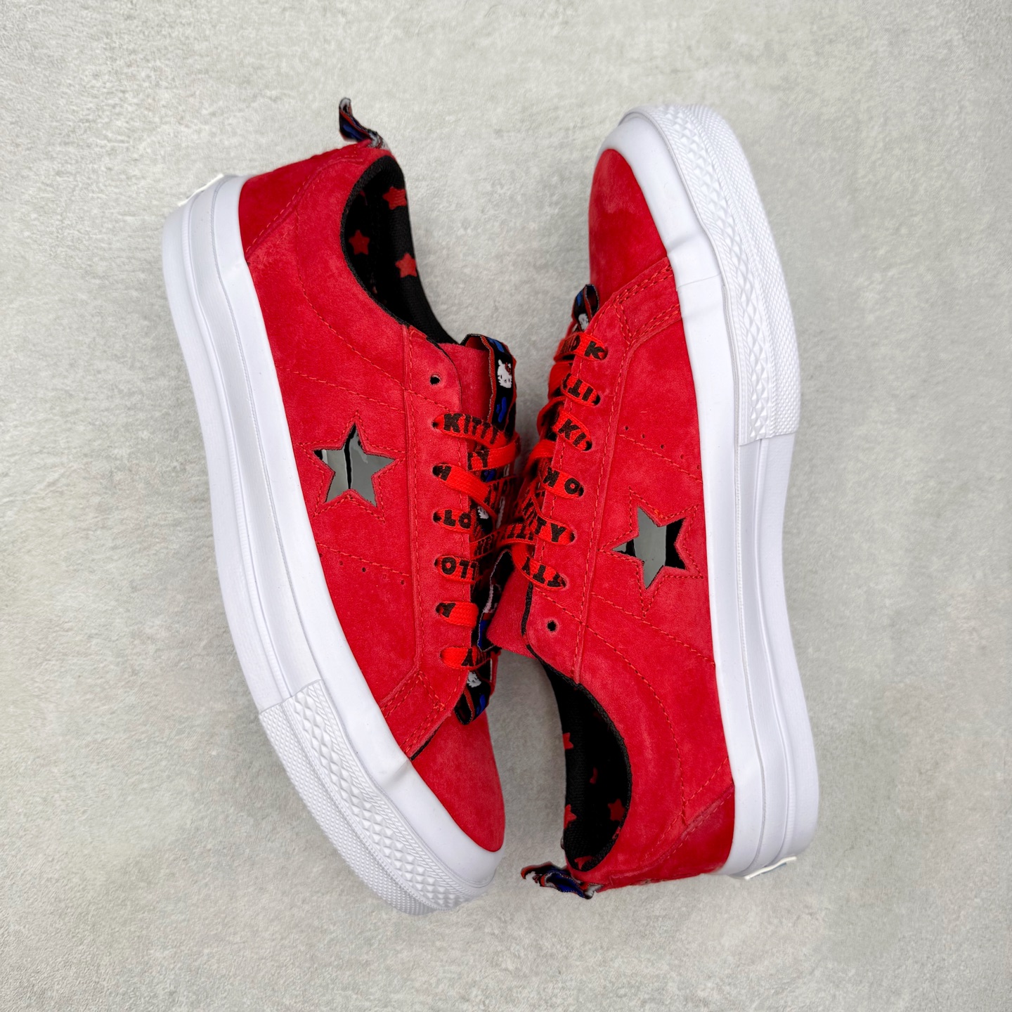 图片[3]-Converse x Hello Kitty 联名 结合经典的One Star鞋款 红色鞋身搭配侧面黑色星星Logo 凯蒂猫提拉贯穿鞋身 细节点缀巧妙 充满趣味性 彻底释放你的公举心 麂皮材质 质感拉满 货号：163905C 尺码：35 36 39.5 37 37.5 38 39 40 41 41.5 42 42.5 43 44-选品中心