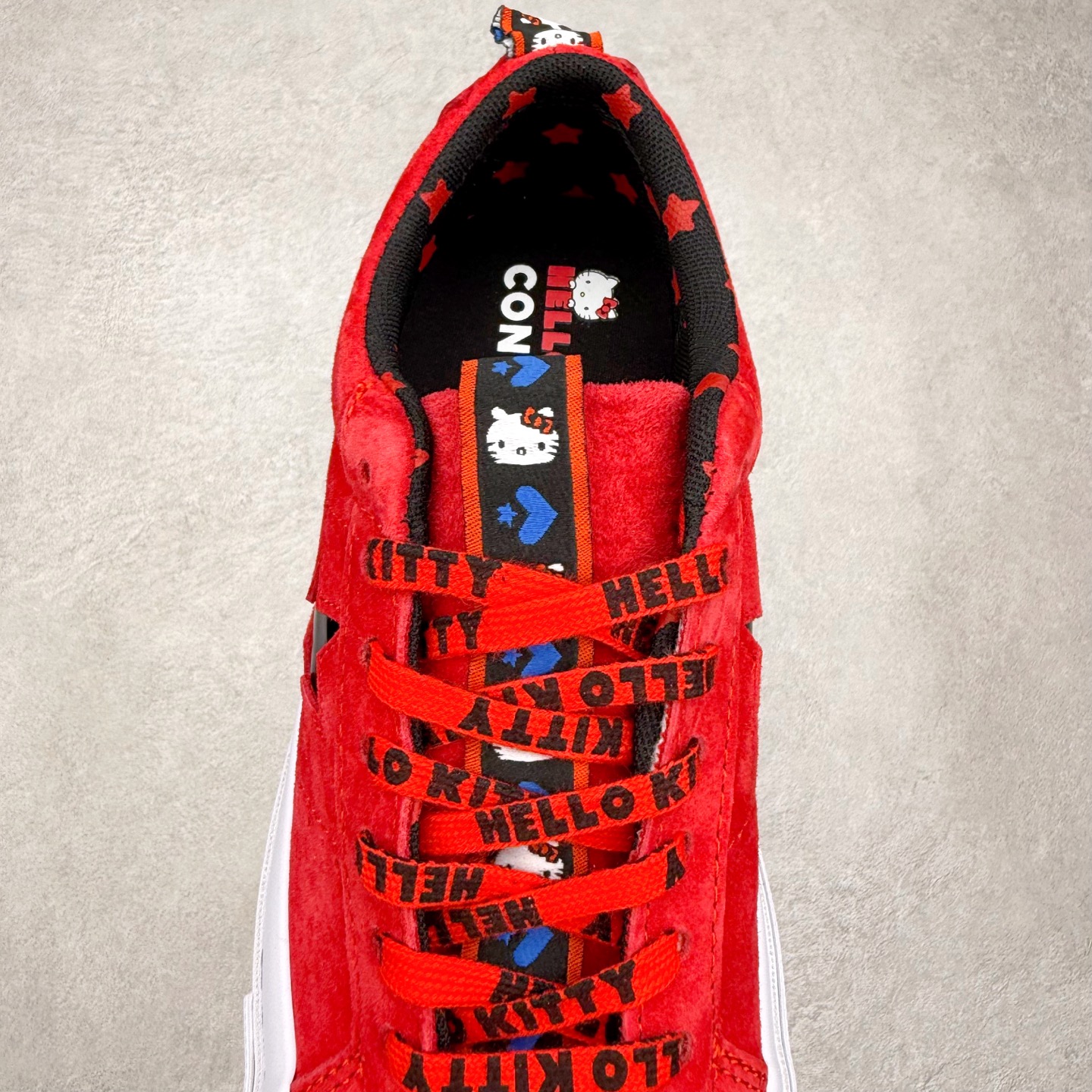 图片[5]-Converse x Hello Kitty 联名 结合经典的One Star鞋款 红色鞋身搭配侧面黑色星星Logo 凯蒂猫提拉贯穿鞋身 细节点缀巧妙 充满趣味性 彻底释放你的公举心 麂皮材质 质感拉满 货号：163905C 尺码：35 36 39.5 37 37.5 38 39 40 41 41.5 42 42.5 43 44-选品中心