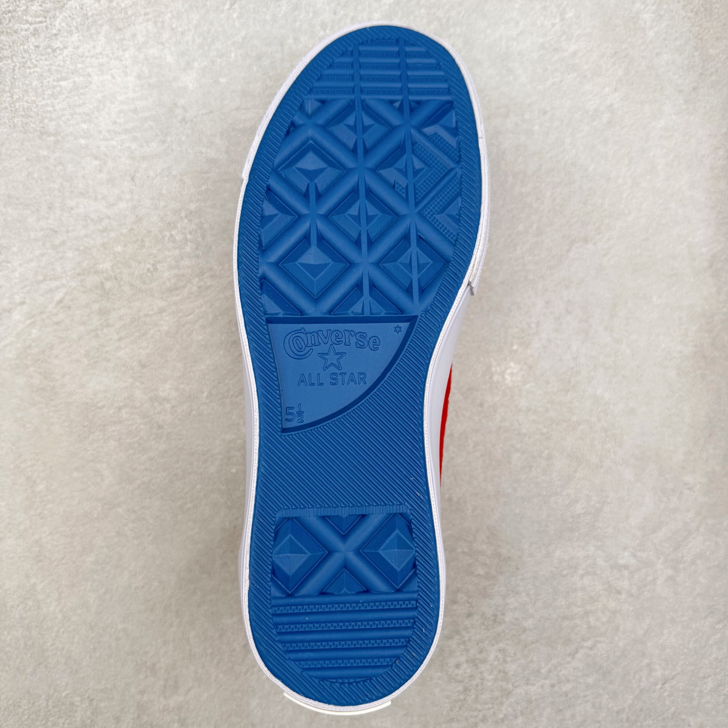 图片[9]-Converse x Hello Kitty 联名 结合经典的One Star鞋款 红色鞋身搭配侧面黑色星星Logo 凯蒂猫提拉贯穿鞋身 细节点缀巧妙 充满趣味性 彻底释放你的公举心 麂皮材质 质感拉满 货号：163905C 尺码：35 36 39.5 37 37.5 38 39 40 41 41.5 42 42.5 43 44-选品中心