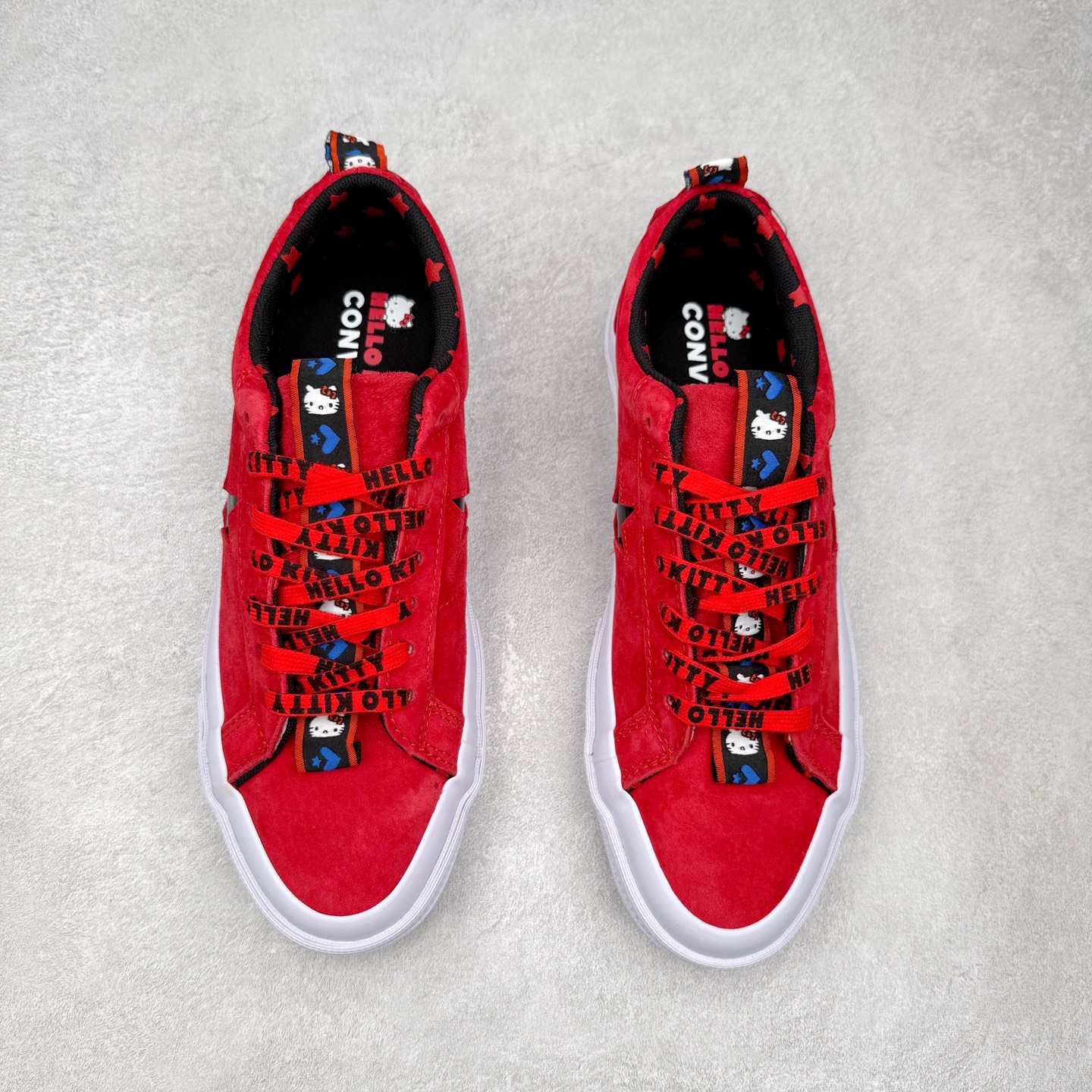 图片[2]-Converse x Hello Kitty 联名 结合经典的One Star鞋款 红色鞋身搭配侧面黑色星星Logo 凯蒂猫提拉贯穿鞋身 细节点缀巧妙 充满趣味性 彻底释放你的公举心 麂皮材质 质感拉满 货号：163905C 尺码：35 36 39.5 37 37.5 38 39 40 41 41.5 42 42.5 43 44-选品中心