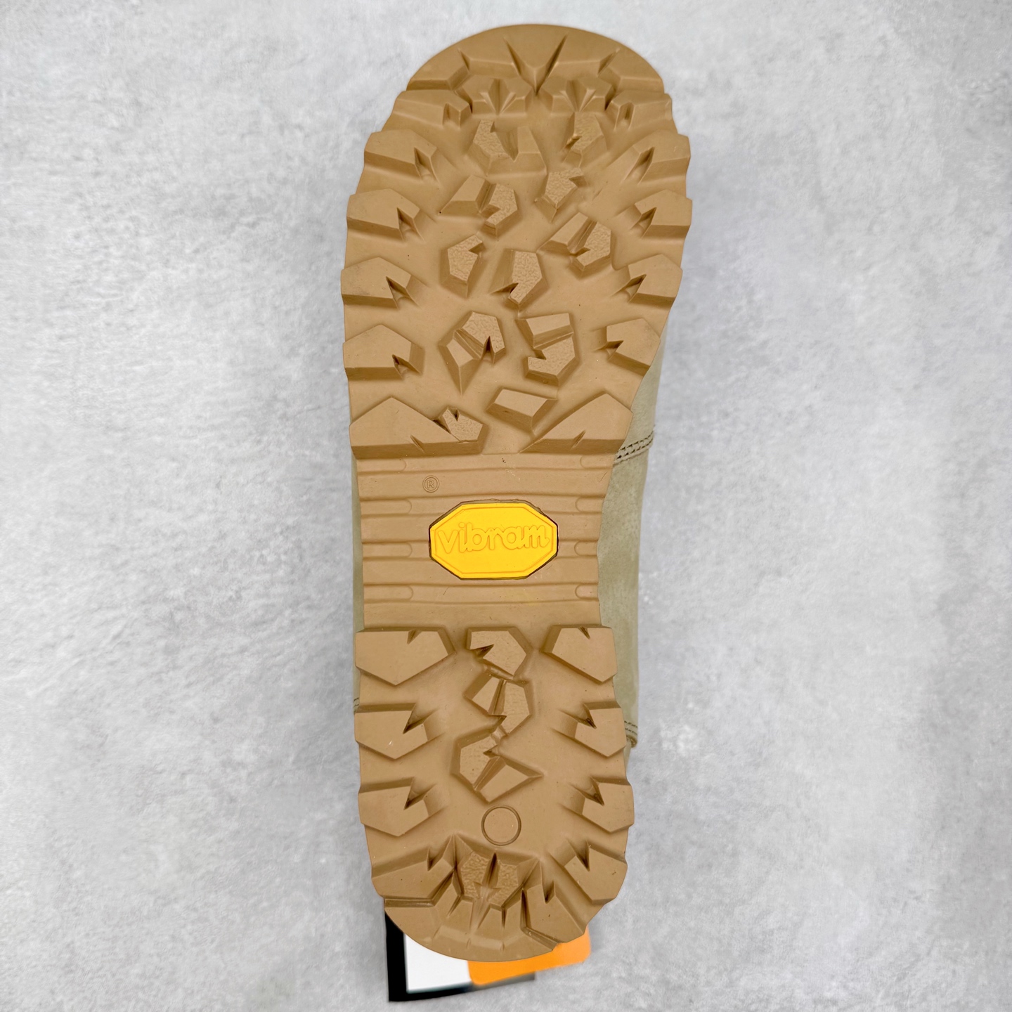 图片[9]-CRISPI Monaco 摩纳哥 GTX 登山耐磨防水中帮 户外功能鞋 CRISPI是一款登山鞋品牌，公司依靠的是对于制鞋与传统工艺从未抹灭的热情与热爱。时不时都在回顾与反思一路走过的路并且朝向新目标前进，这也是一直坚信着获得成功的关键。在未来的道路上将会不断重复温故与知新，永无止境的继续成长下去。CRISPI一直坚信着，必须充分了解客户的需求，保持着对于客户需求的前瞻性才能提供给客户“舒适零磨合”、耐用的鞋靴。CRISPI的研发团队与制鞋工匠每天密切合作，在传统制鞋工艺中融入创新的解决方案，为客户提供穿着体验。尺码：36 37 38 39 40 41 42 43 44 45-选品中心