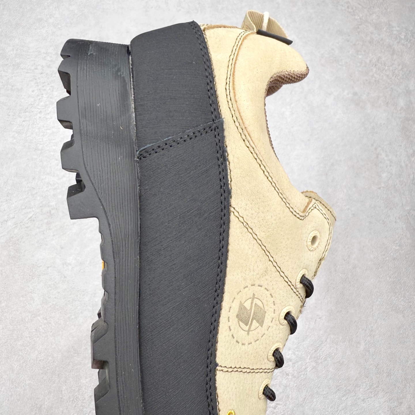 图片[6]-CRISPI Monaco 摩纳哥 GTX 登山耐磨防水中帮 户外功能鞋 CRISPI是一款登山鞋品牌，公司依靠的是对于制鞋与传统工艺从未抹灭的热情与热爱。时不时都在回顾与反思一路走过的路并且朝向新目标前进，这也是一直坚信着获得成功的关键。在未来的道路上将会不断重复温故与知新，永无止境的继续成长下去。CRISPI一直坚信着，必须充分了解客户的需求，保持着对于客户需求的前瞻性才能提供给客户“舒适零磨合”、耐用的鞋靴。CRISPI的研发团队与制鞋工匠每天密切合作，在传统制鞋工艺中融入创新的解决方案，为客户提供穿着体验。尺码：36 37 38 39 40 41 42 43 44 45-选品中心