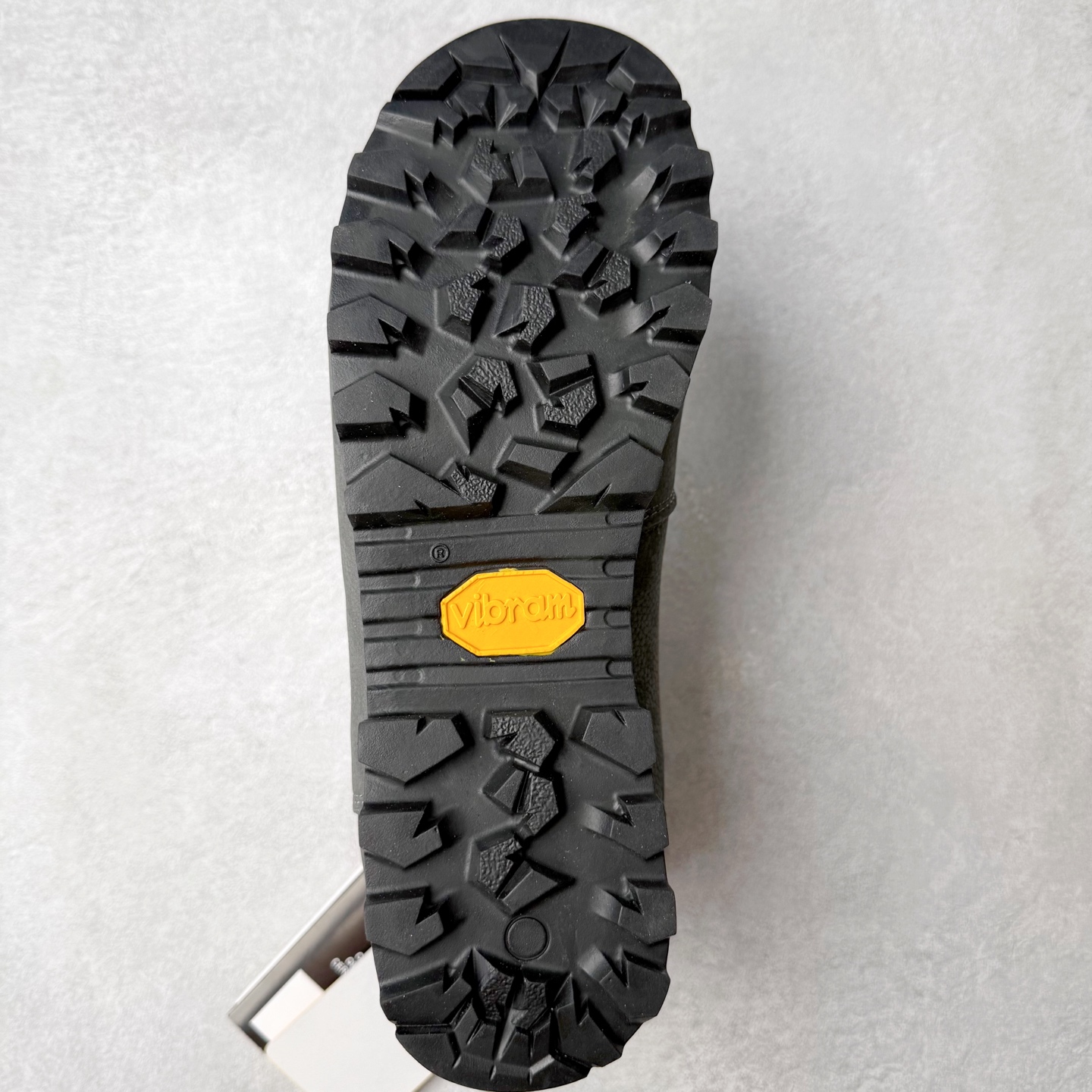 图片[9]-CRISPI Monaco 摩纳哥 GTX 登山耐磨防水中帮 户外功能鞋 CRISPI是一款登山鞋品牌，公司依靠的是对于制鞋与传统工艺从未抹灭的热情与热爱。时不时都在回顾与反思一路走过的路并且朝向新目标前进，这也是一直坚信着获得成功的关键。在未来的道路上将会不断重复温故与知新，永无止境的继续成长下去。CRISPI一直坚信着，必须充分了解客户的需求，保持着对于客户需求的前瞻性才能提供给客户“舒适零磨合”、耐用的鞋靴。CRISPI的研发团队与制鞋工匠每天密切合作，在传统制鞋工艺中融入创新的解决方案，为客户提供穿着体验。尺码：36 37 38 39 40 41 42 43 44 45-选品中心