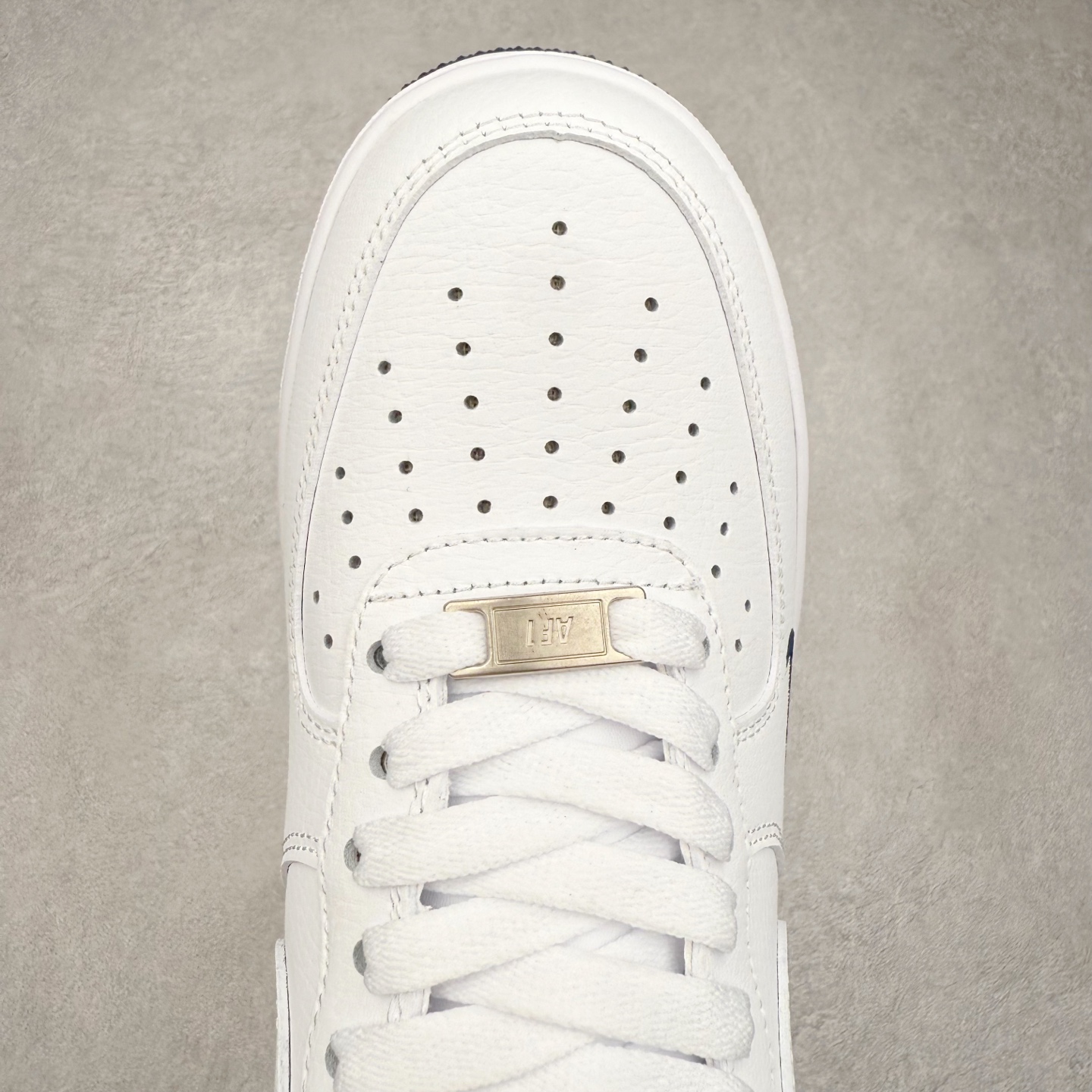 图片[4]-＃XT纯原 NK Air Force 1 Low 空军一号时尚舒适防滑耐磨低帮板鞋 ZH0316-119 顶级批次 2022全新楦头鞋型 鱼鳞大底 历时开发三个月 清洁度完美 二维码鞋标 内置芯片及solo气垫 大底高度及其弧度依照正品 钢印 logo刺绣 鞋口弧度 鞋头长度 鞋面冲孔 鞋垫背胶及钢印 完美鞋型对比正品 每一处都是细节满满 柔软、弹性十足的缓震性能和出色的中底设计 横跨复古与现代的外型结合 造就出风靡全球 三十多年的Force 1 直到今天还深受青睐 实拍调校N版已经零色差零失真 百分百还原实物色彩所见即所得 不存在货不对板色差等低级问题 选购参考实物拍摄 不混卖不参货 只用心做好货严格选品 承诺混一赔十 尺码：36 36.5 37.5 38 38.5 39 40 40.5 41 42 42.5 43 44 44.5 45-选品中心