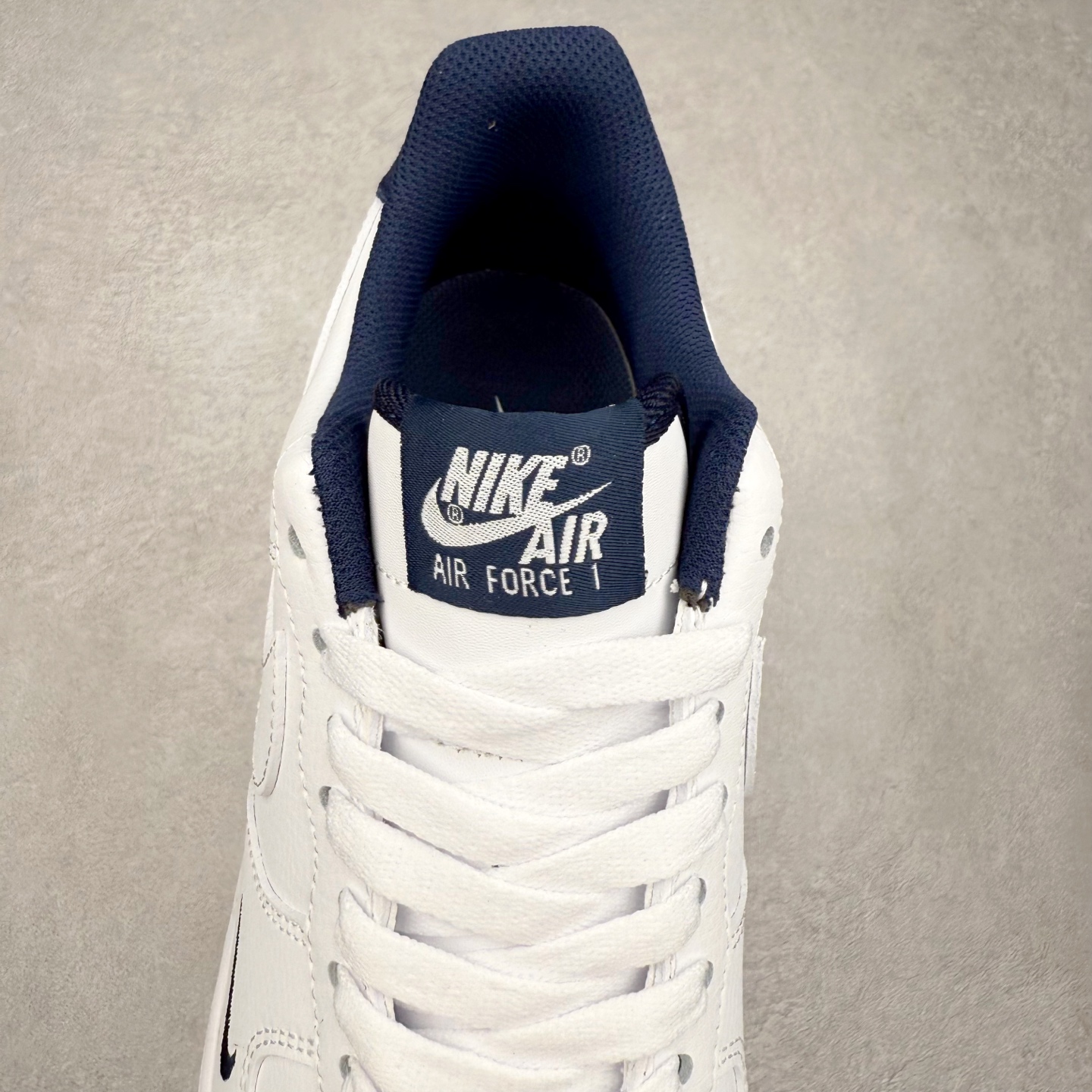 图片[5]-＃XT纯原 NK Air Force 1 Low 空军一号时尚舒适防滑耐磨低帮板鞋 ZH0316-119 顶级批次 2022全新楦头鞋型 鱼鳞大底 历时开发三个月 清洁度完美 二维码鞋标 内置芯片及solo气垫 大底高度及其弧度依照正品 钢印 logo刺绣 鞋口弧度 鞋头长度 鞋面冲孔 鞋垫背胶及钢印 完美鞋型对比正品 每一处都是细节满满 柔软、弹性十足的缓震性能和出色的中底设计 横跨复古与现代的外型结合 造就出风靡全球 三十多年的Force 1 直到今天还深受青睐 实拍调校N版已经零色差零失真 百分百还原实物色彩所见即所得 不存在货不对板色差等低级问题 选购参考实物拍摄 不混卖不参货 只用心做好货严格选品 承诺混一赔十 尺码：36 36.5 37.5 38 38.5 39 40 40.5 41 42 42.5 43 44 44.5 45-选品中心